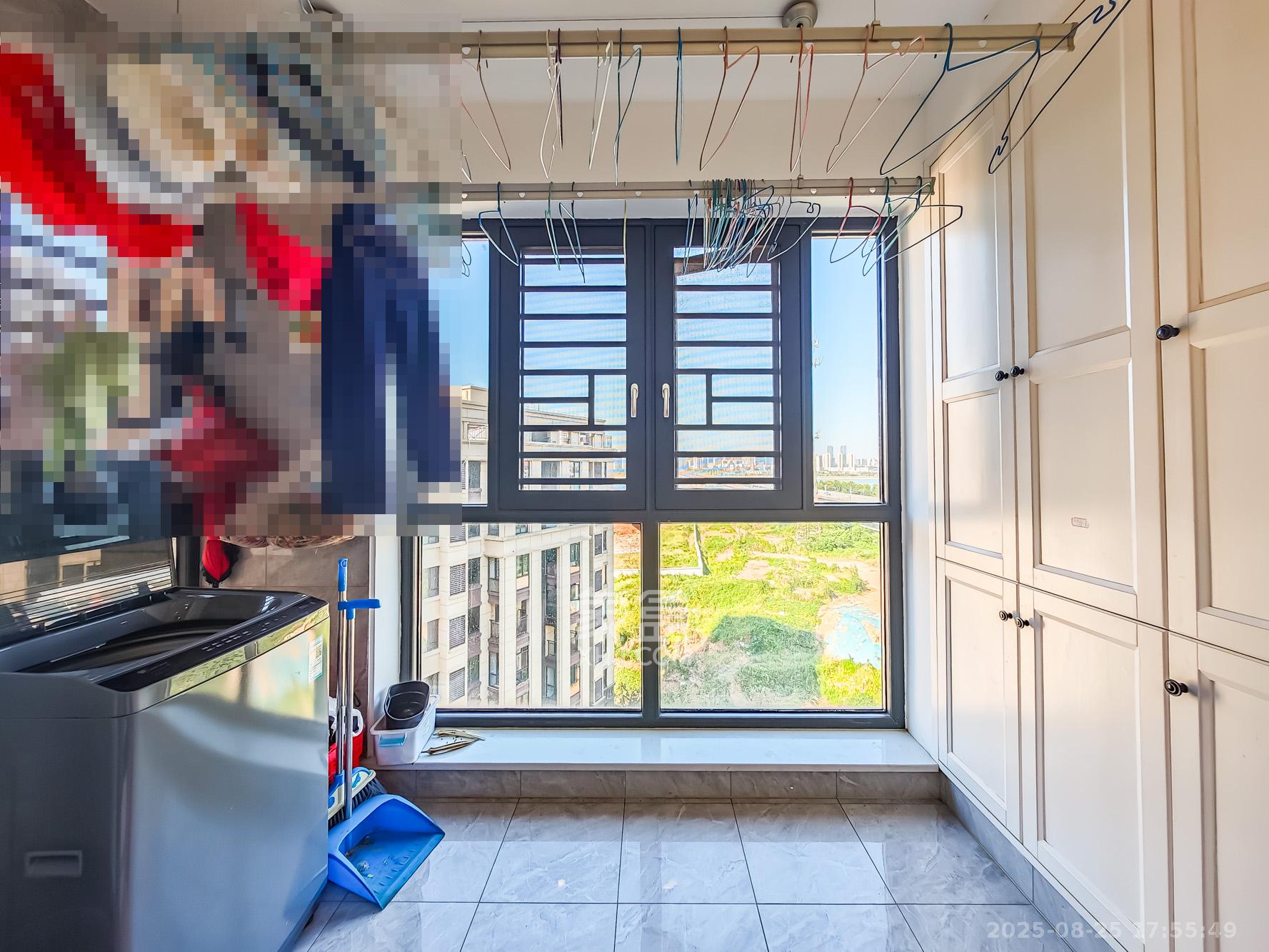 绿地海外滩二期  3室2厅1卫    62.0万阳台