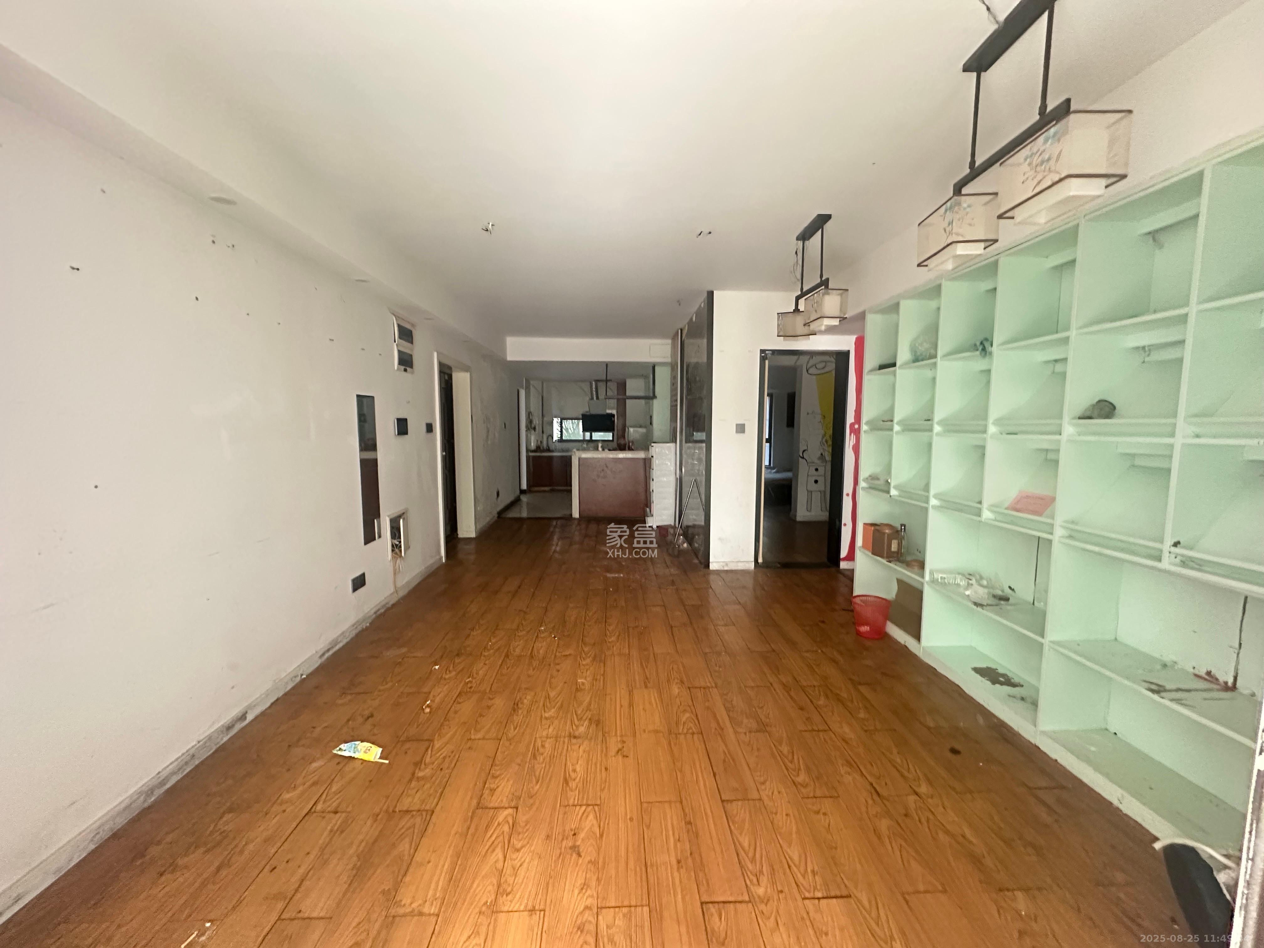 绿地中央广场  3室2厅1卫    3000.0元/月