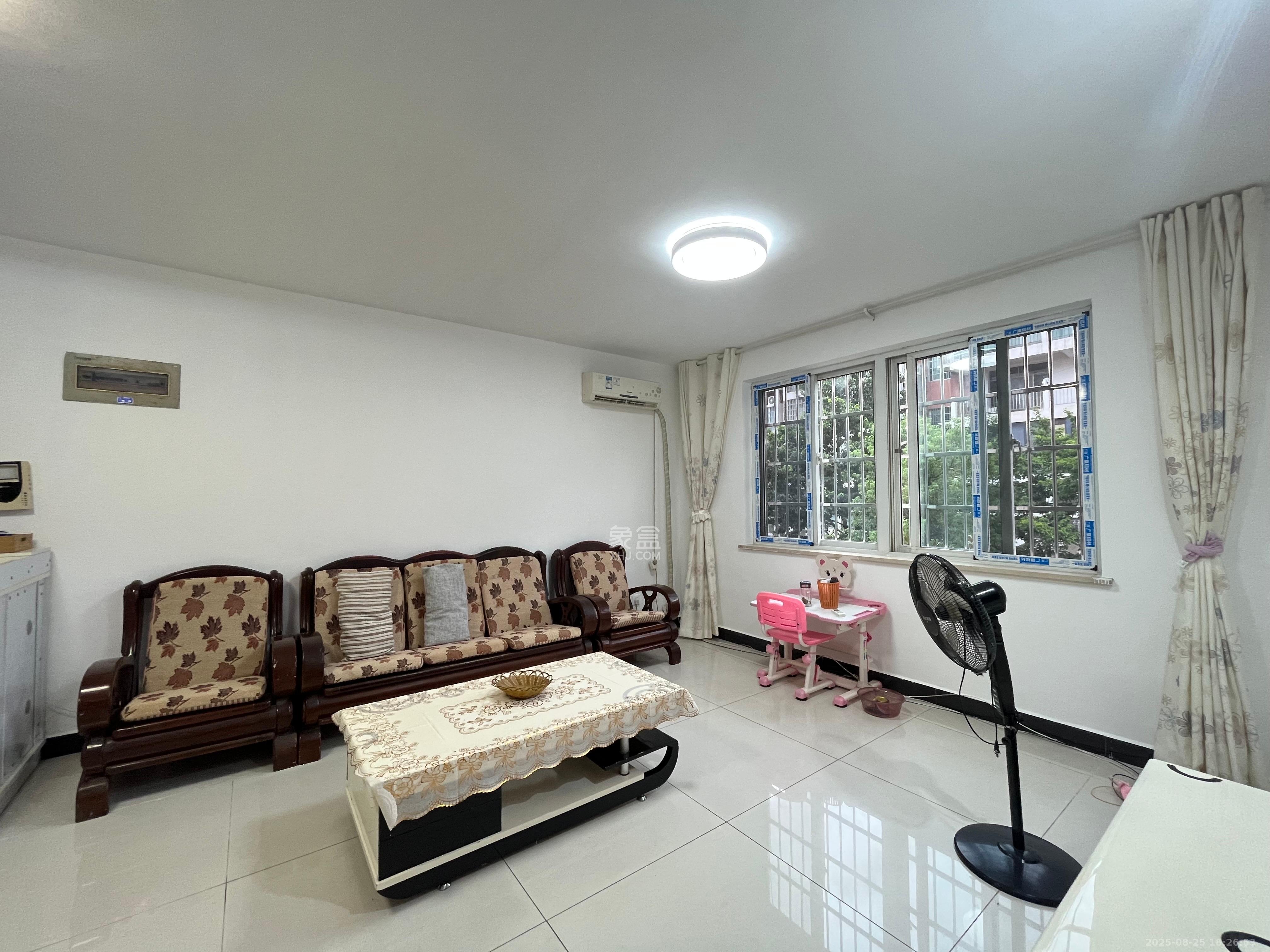 学府华庭  3室2厅2卫    2000.0元/月室内图