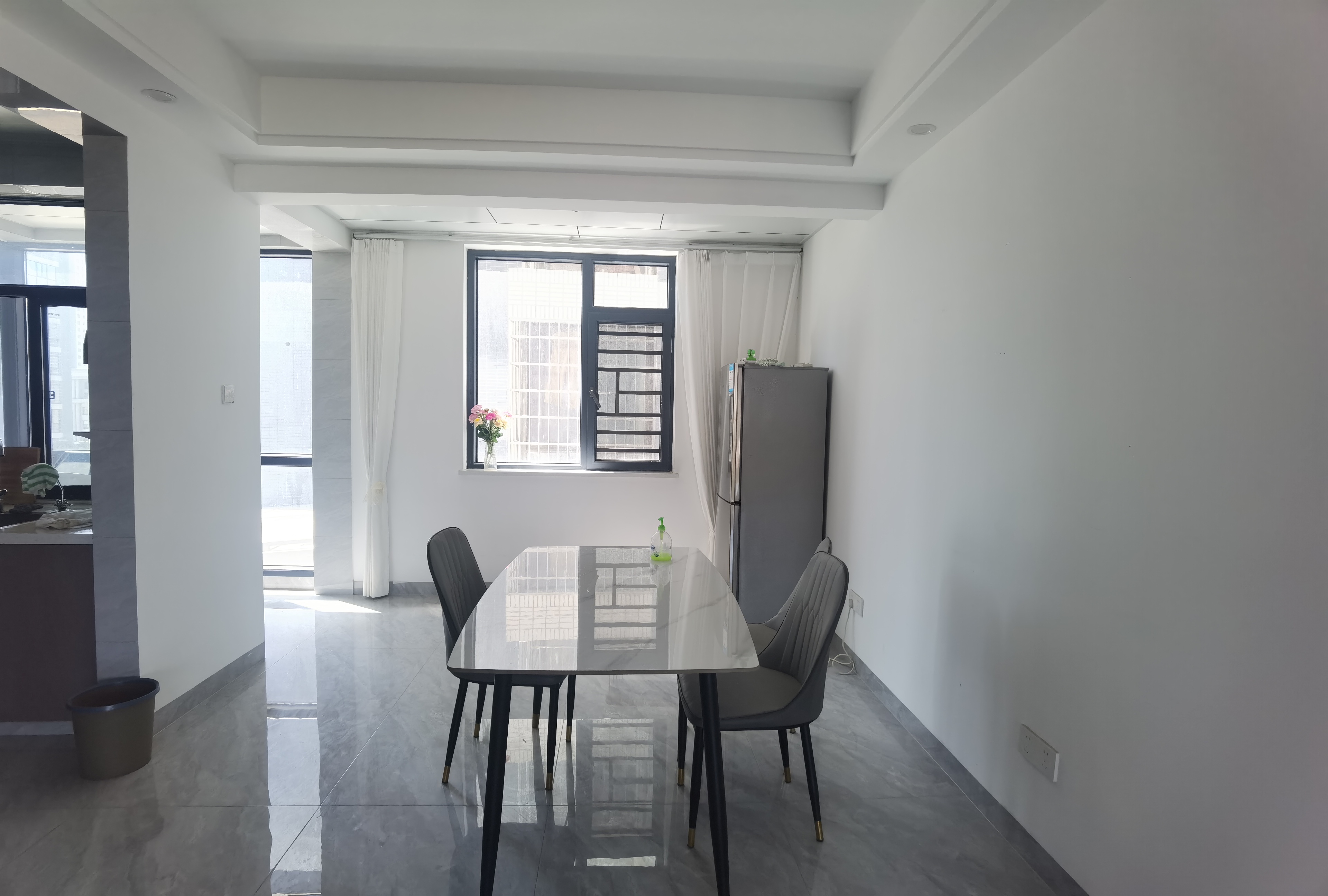 龙凤东宫  3室2厅1卫    2000.0元/月室内图