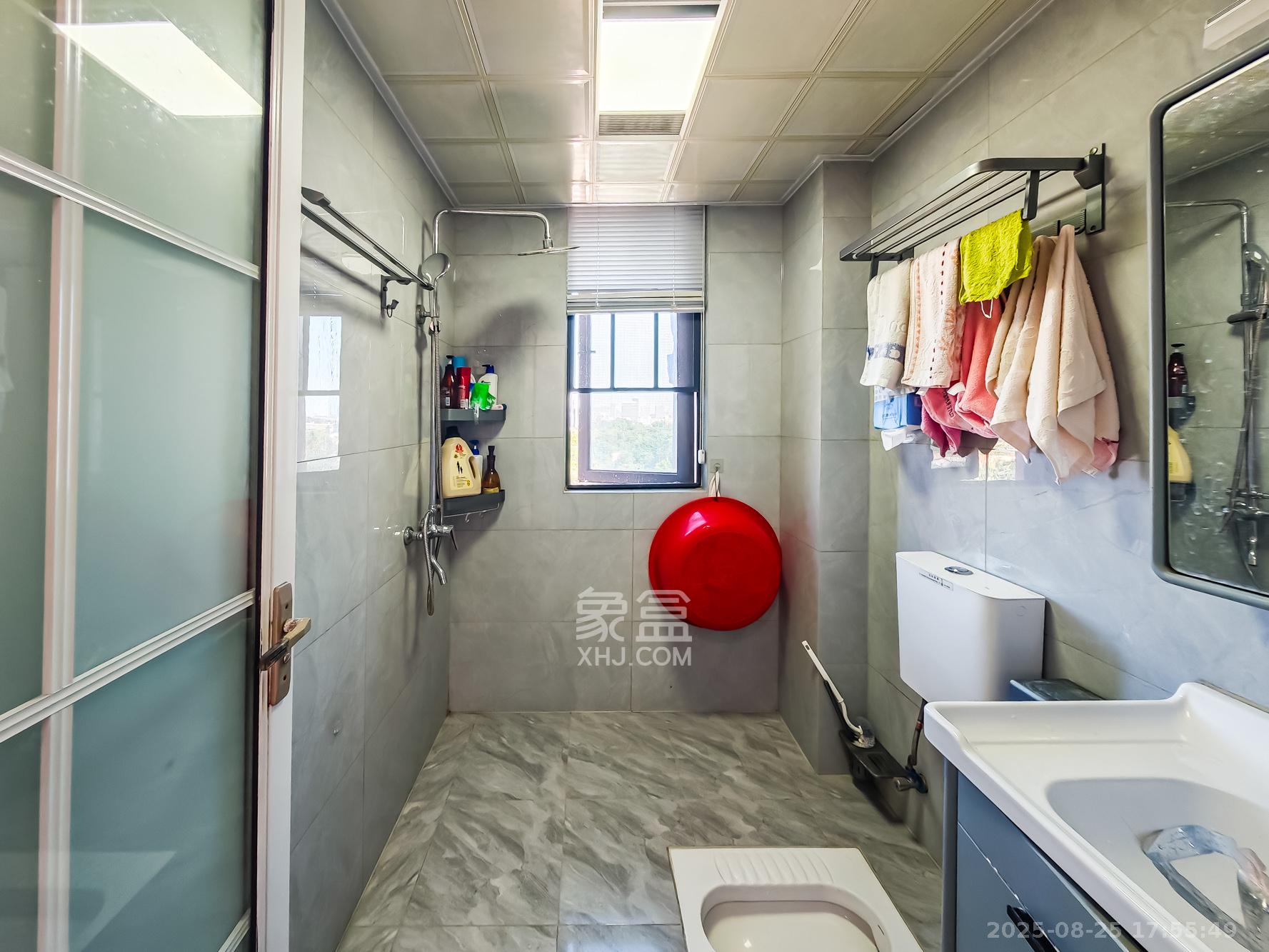 绿地海外滩二期  3室2厅1卫    62.0万卫生间