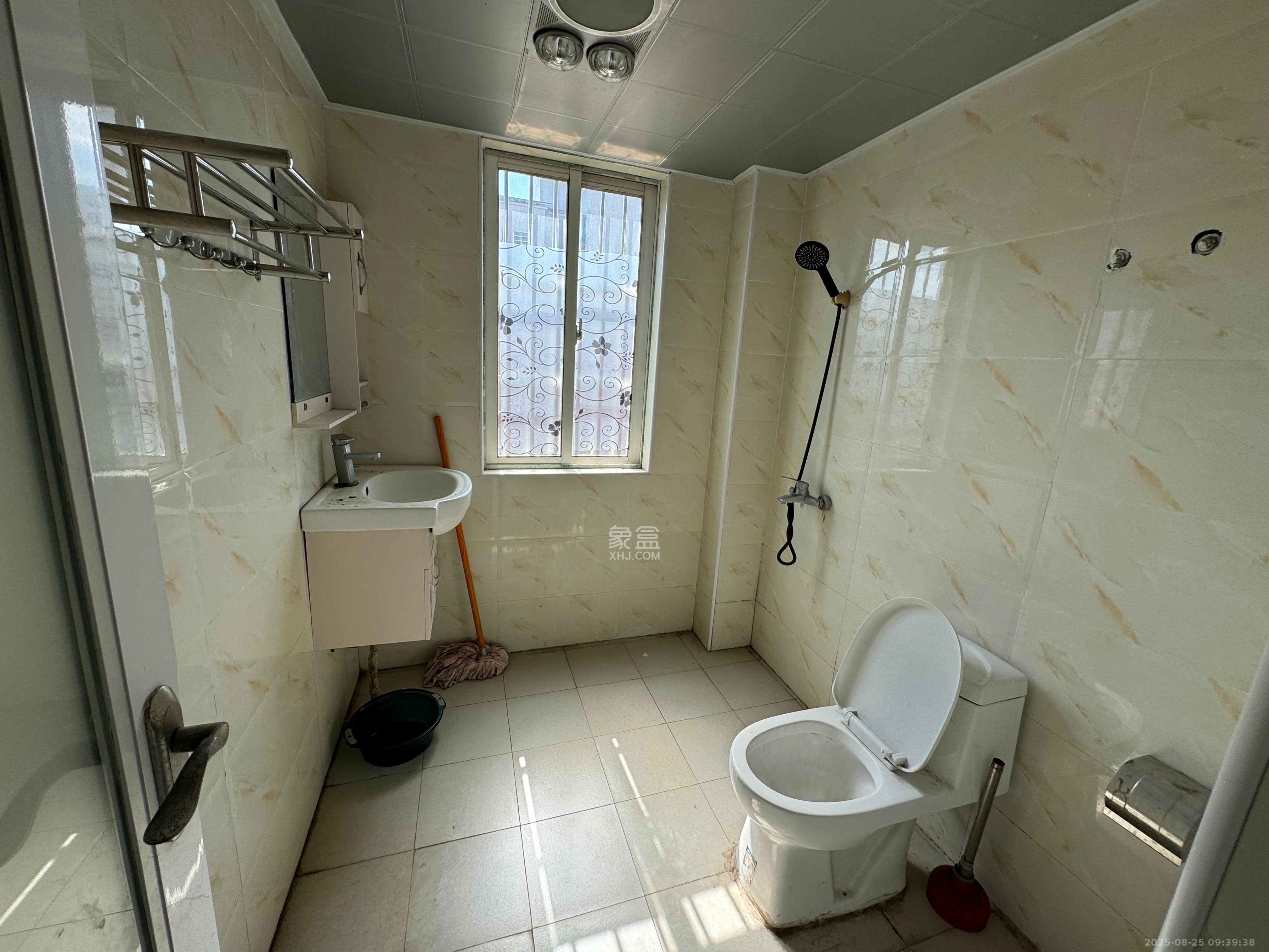 理工大学职工单位房青年汇 3室2厅2卫 2150.0元/月 理工大学职工单位房青年汇 3室2厅2卫 2150.0元/月室内图