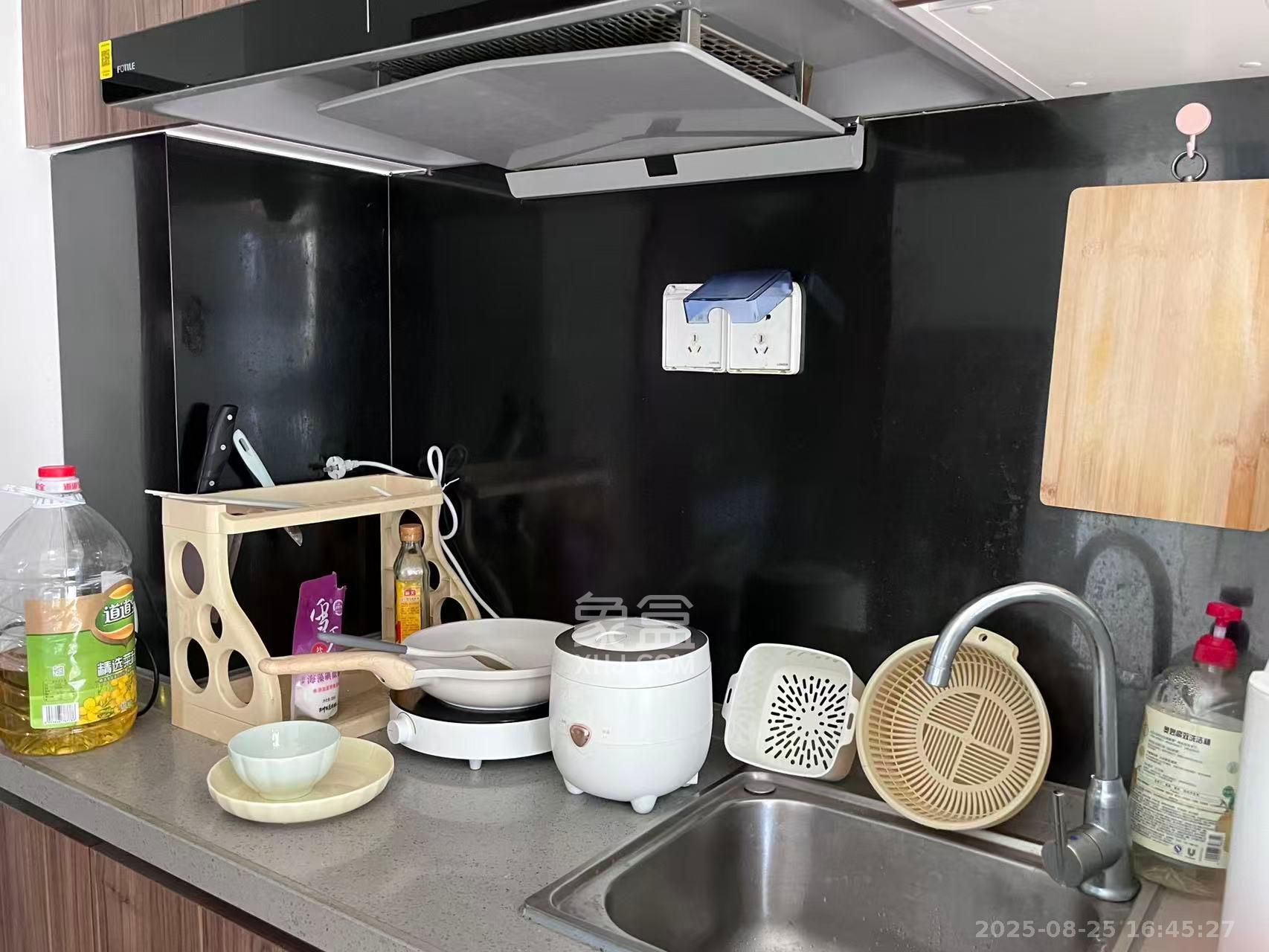 荣泰广场  1室1厅1卫    1400.0元/月 荣泰广场  1室1厅1卫    1400.0元/月室内图