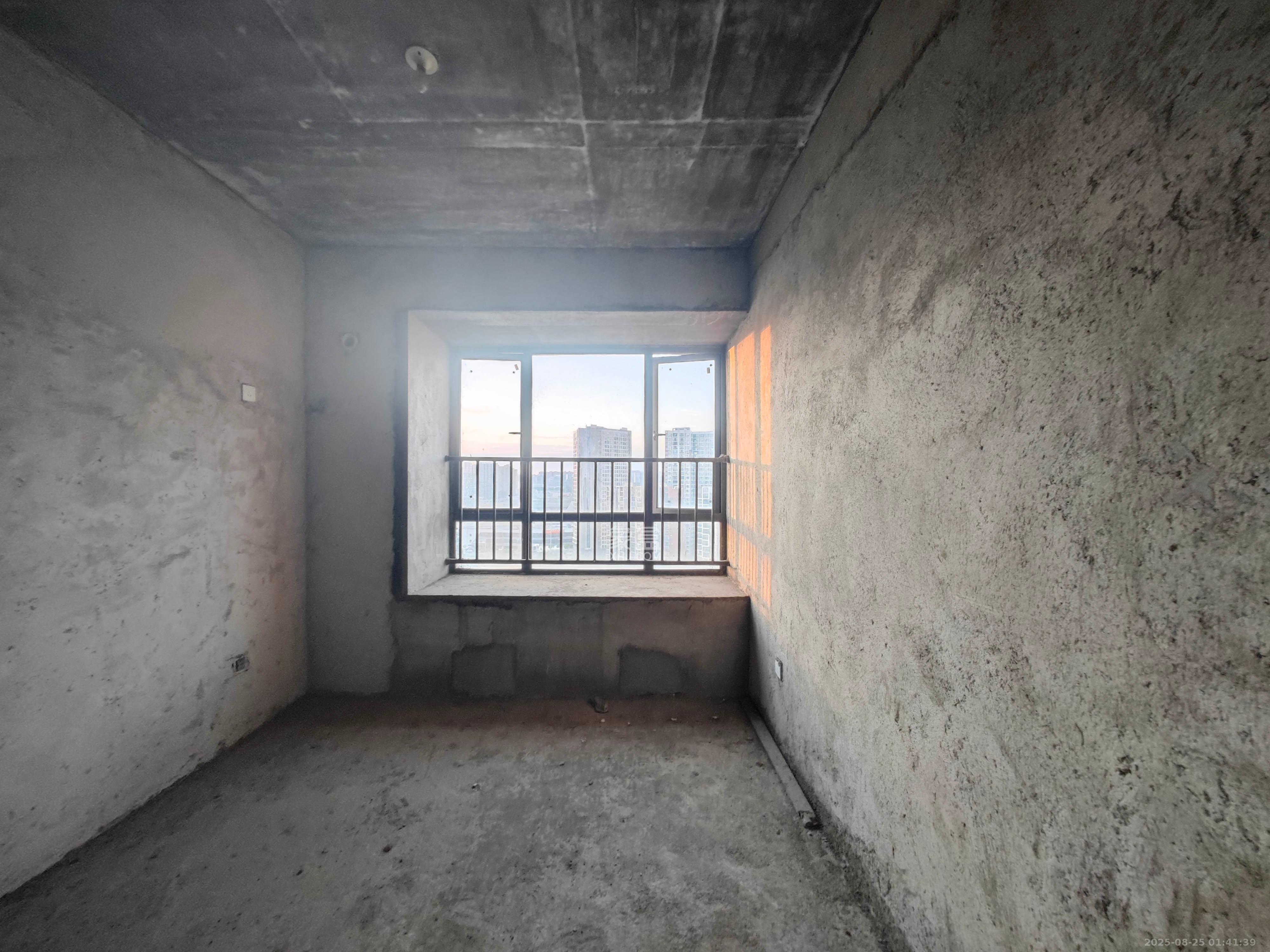 西湖鸿运佳苑  3室2厅2卫    83.0万 西湖鸿运佳苑  3室2厅2卫    83.0万卧室