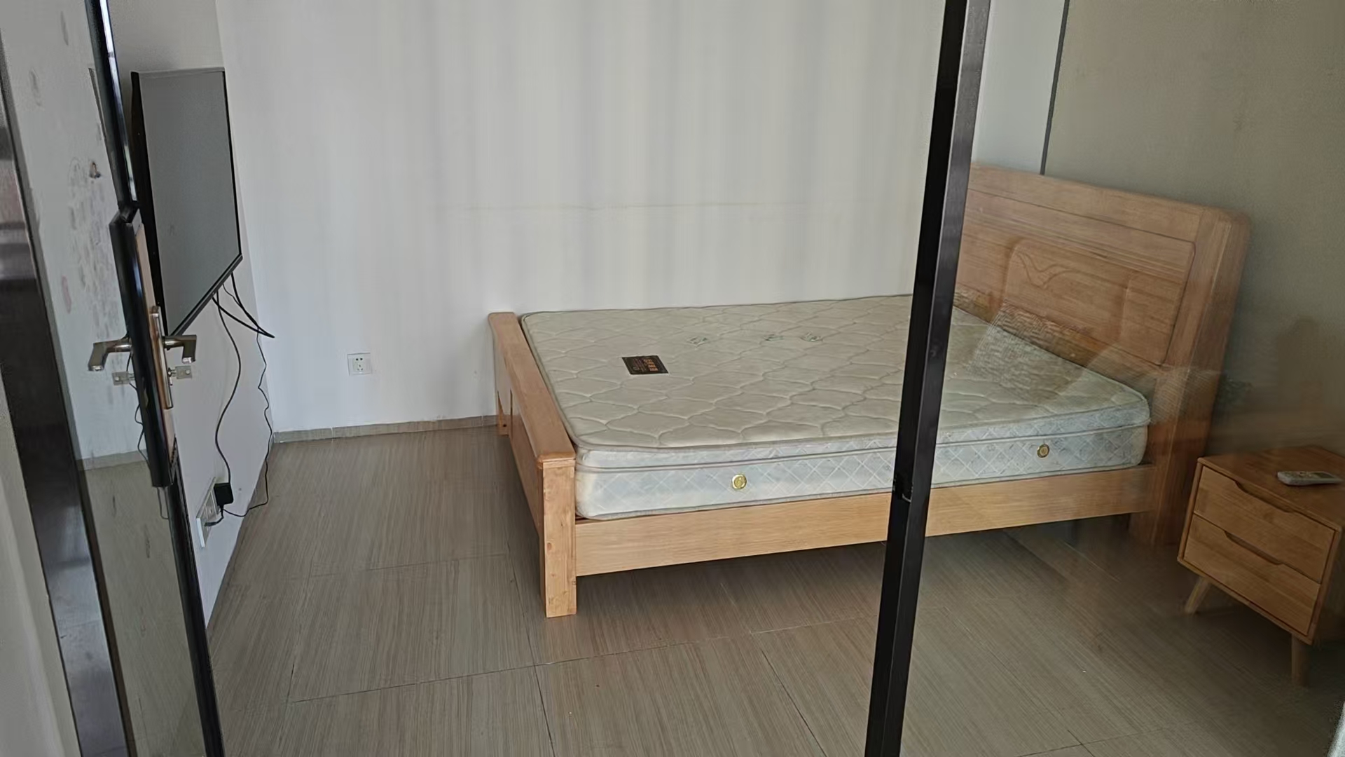 海航豪庭南苑  1室0厅1卫   2500.00元/月
