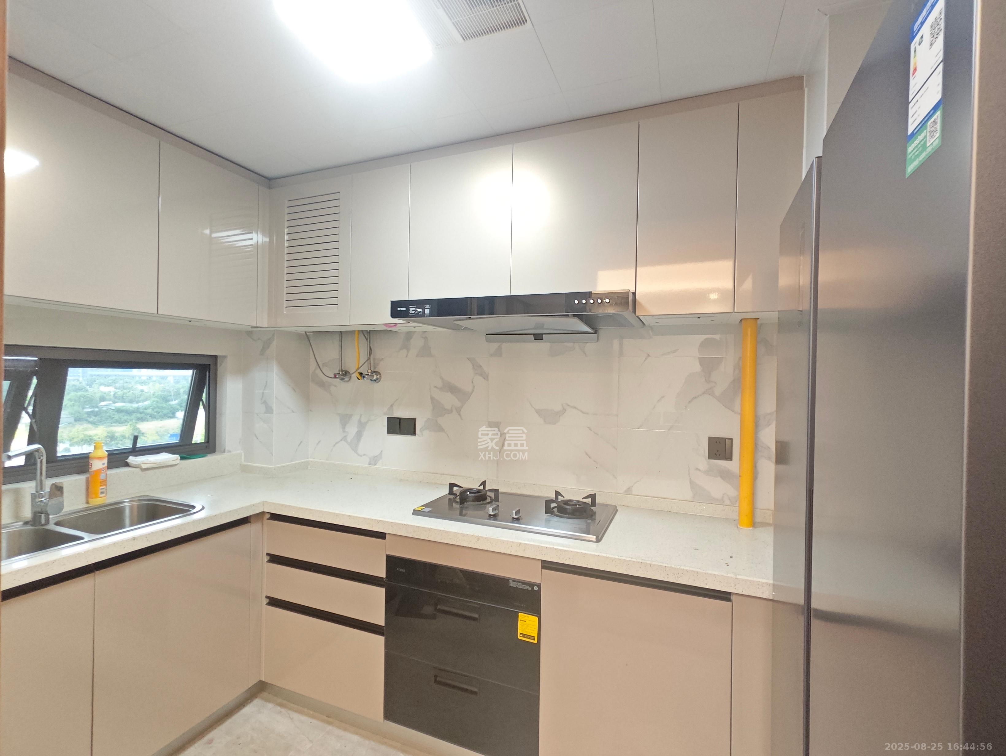 绿地V岛  4室2厅2卫    4500.0元/月 绿地V岛  4室2厅2卫    4500.0元/月室内图