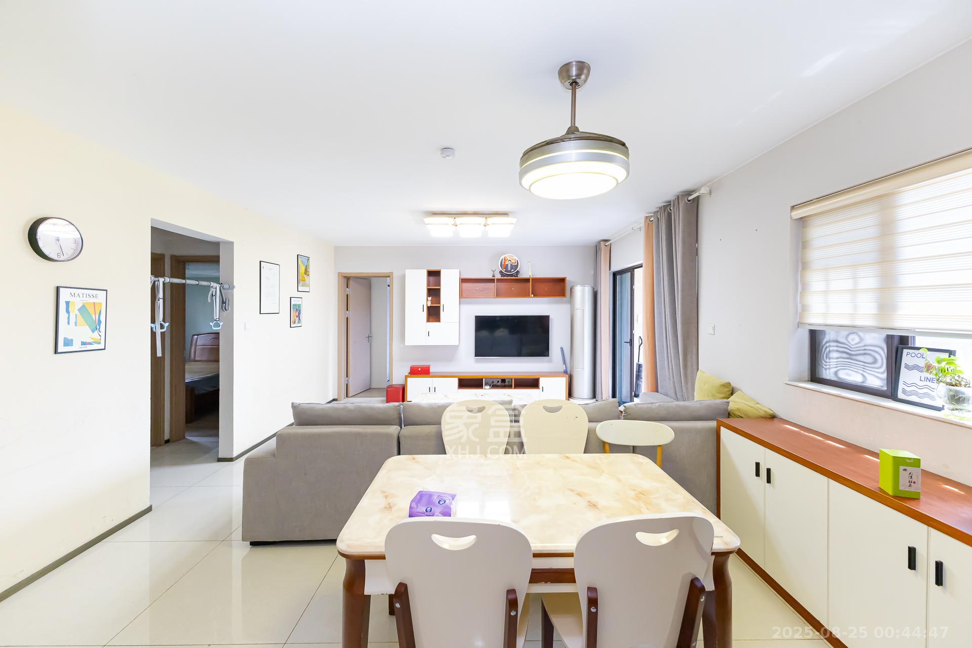 时代倾城二期 4室2厅2卫 90.0万 时代倾城二期 4室2厅2卫 90.0万客厅