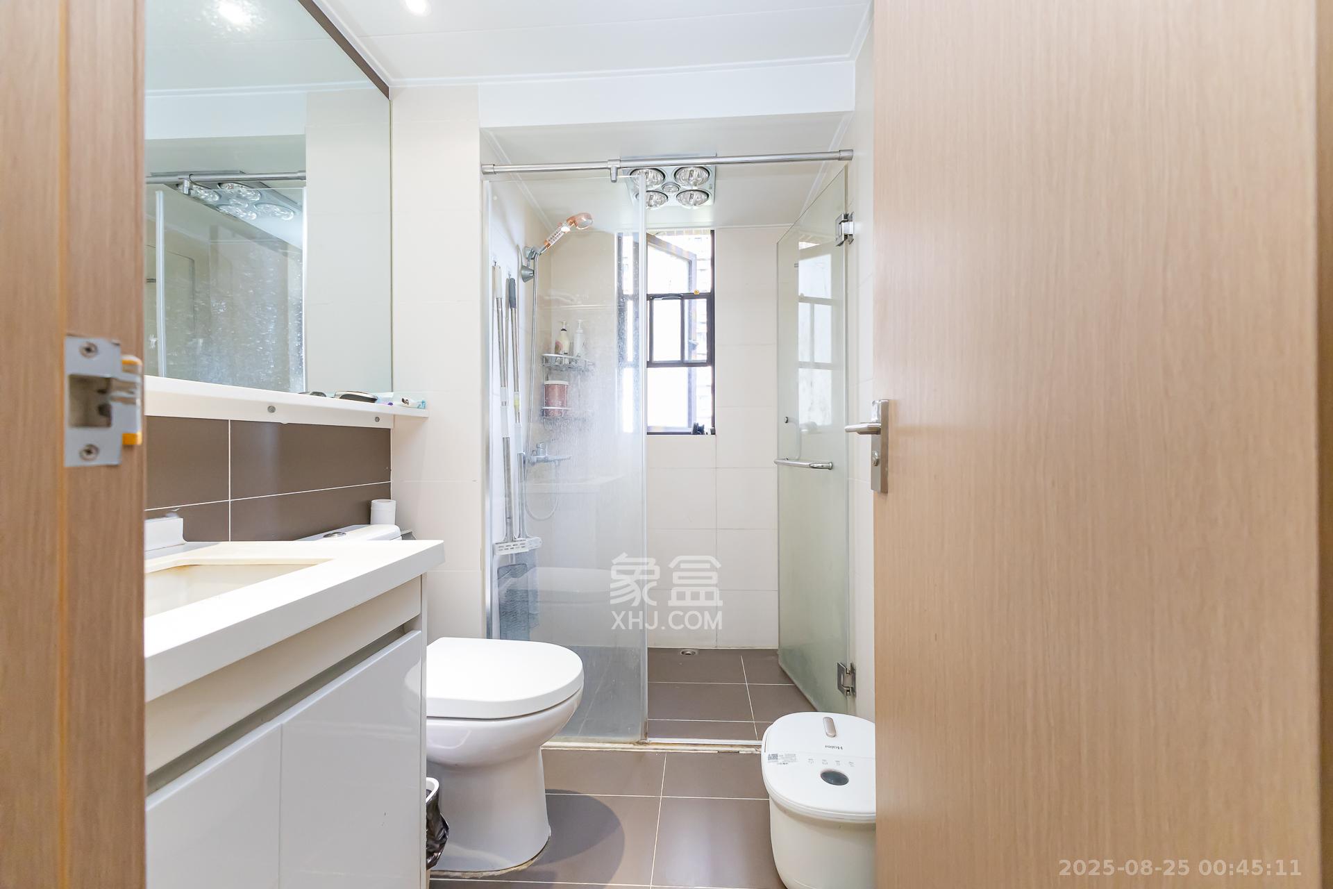 时代倾城二期 4室2厅2卫 90.0万 时代倾城二期 4室2厅2卫 90.0万卫生间