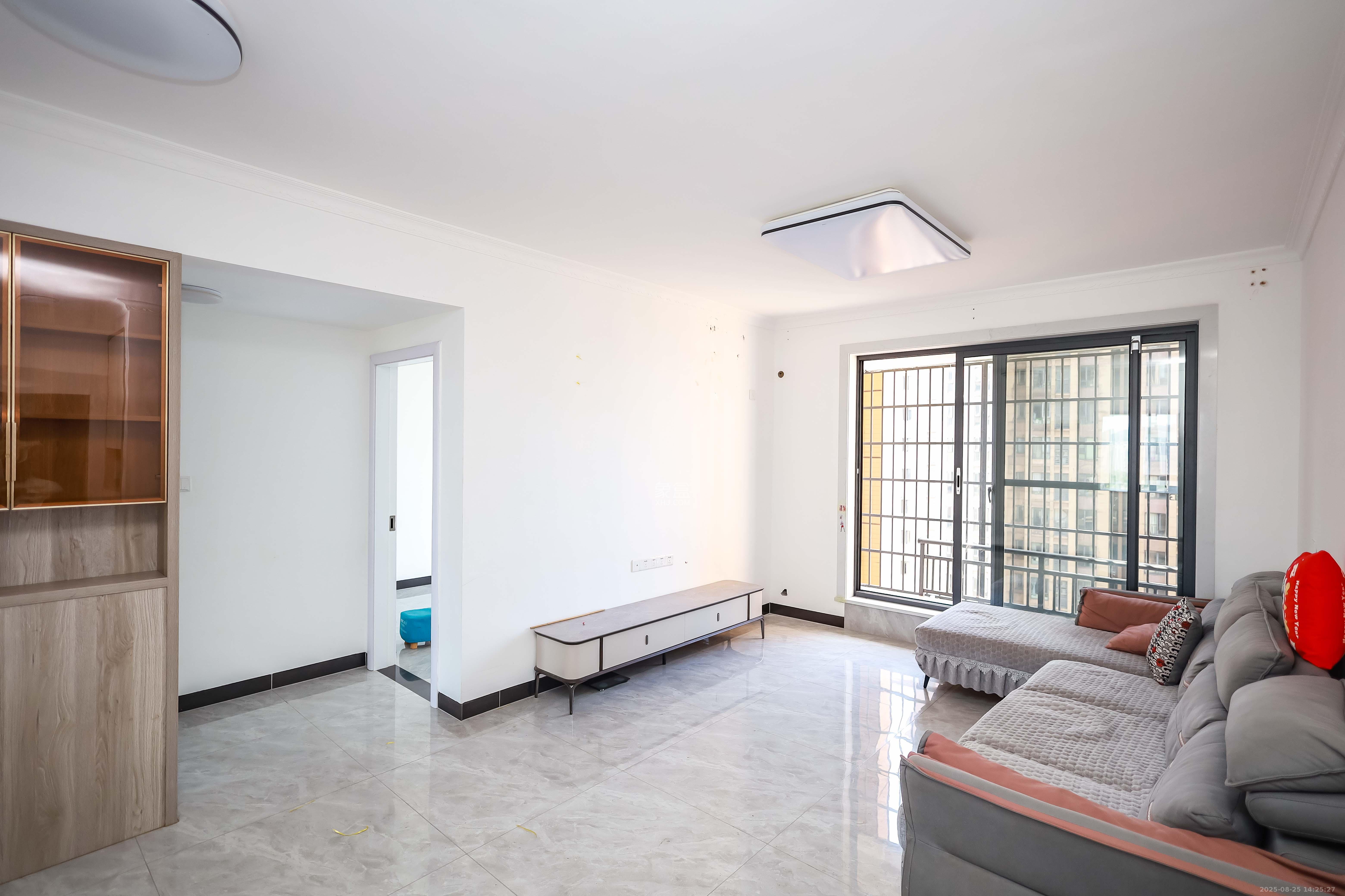 荣盛花语馨苑  3室2厅1卫    69.8万 荣盛花语馨苑  3室2厅1卫    69.8万客厅