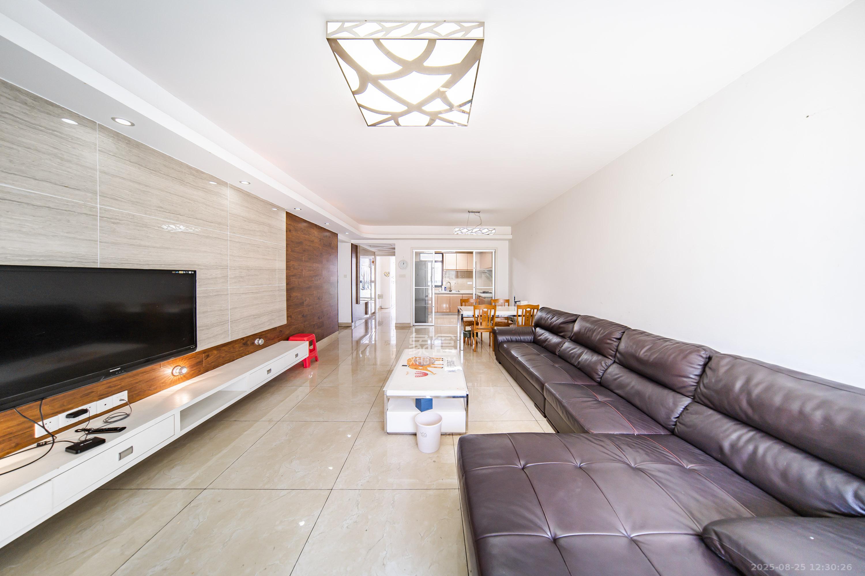 阳光100二期  4室2厅2卫    155.8万客厅