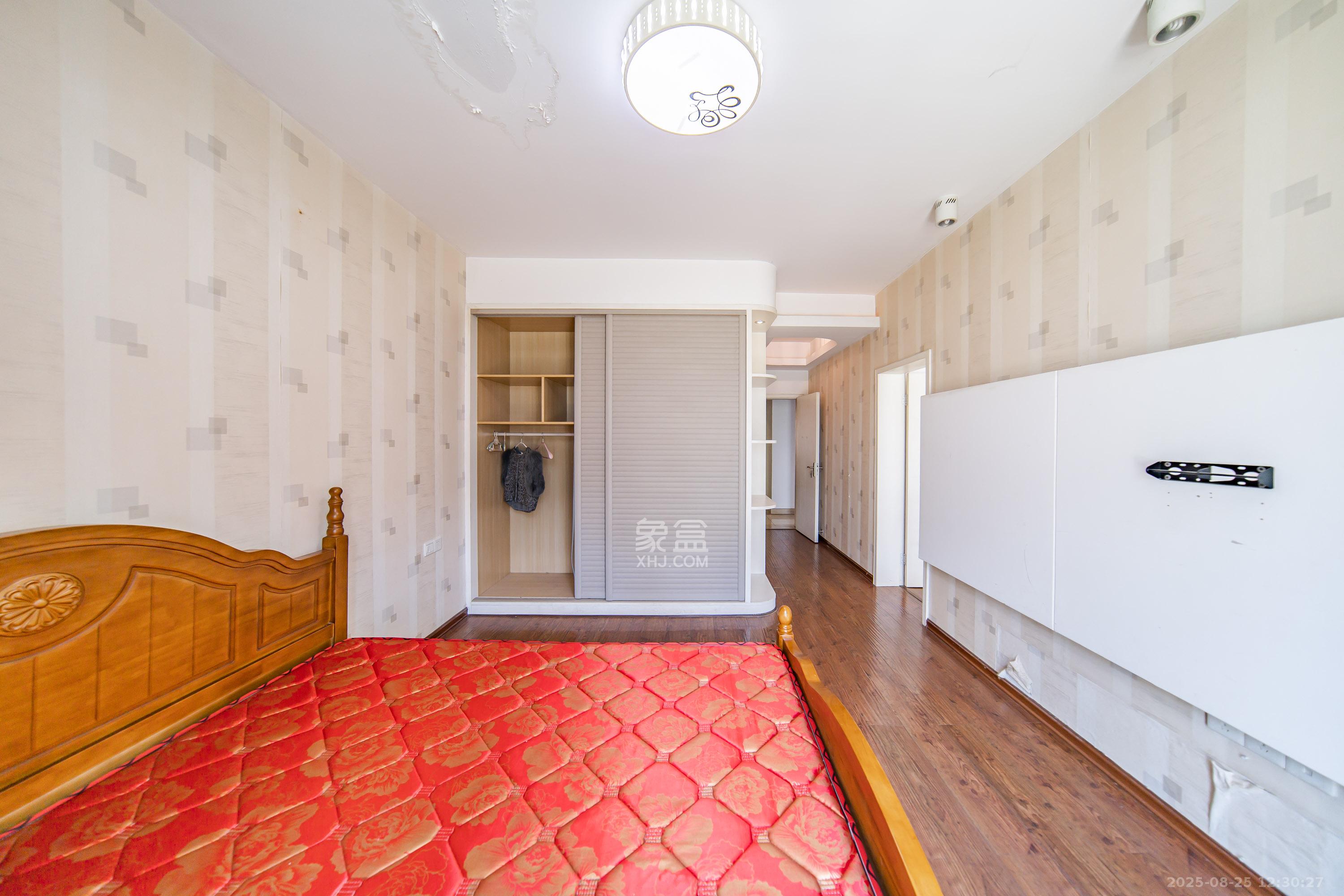 阳光100二期  4室2厅2卫    155.8万卧室