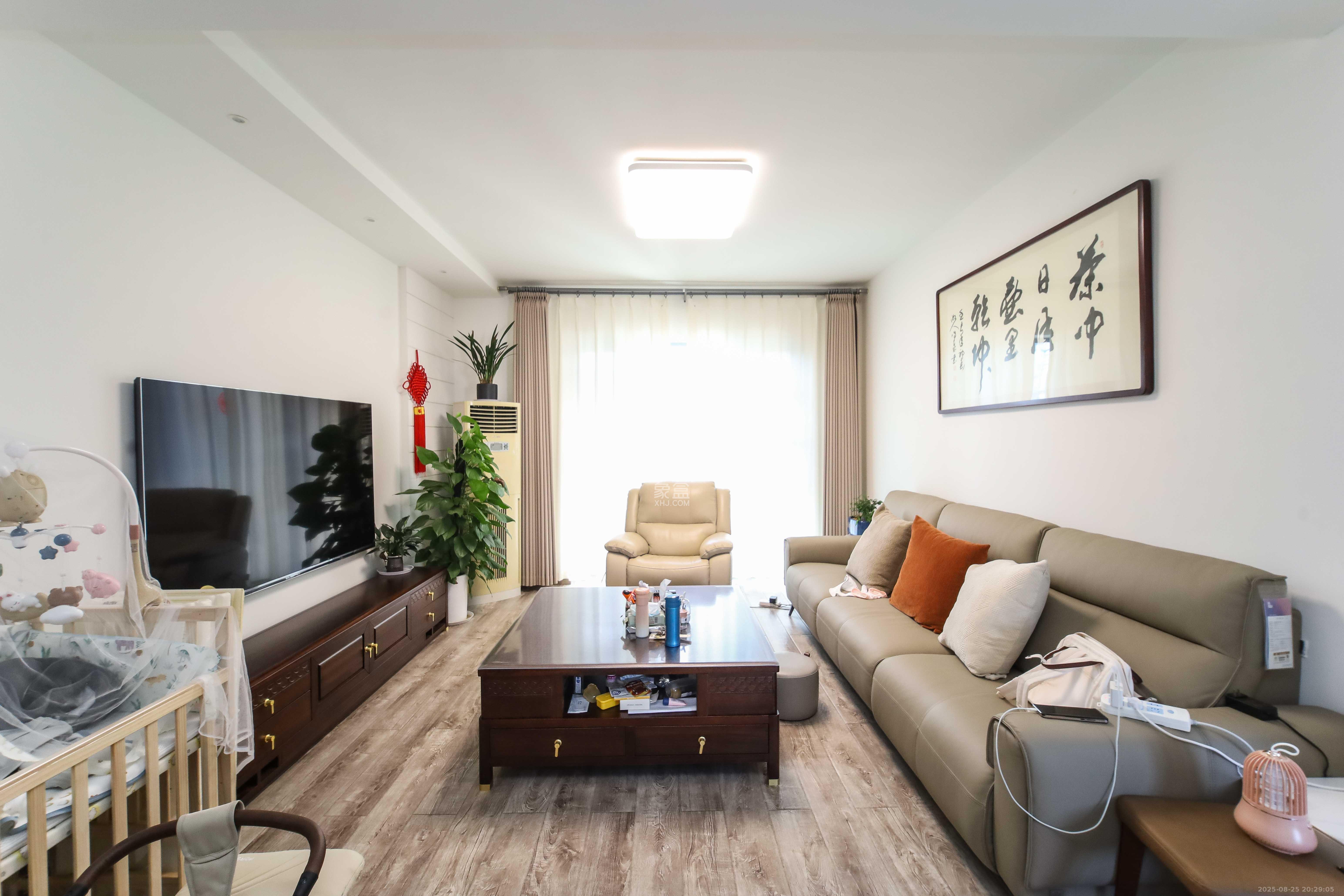 银港水晶城  3室2厅2卫    120.0万 银港水晶城  3室2厅2卫    120.0万客厅