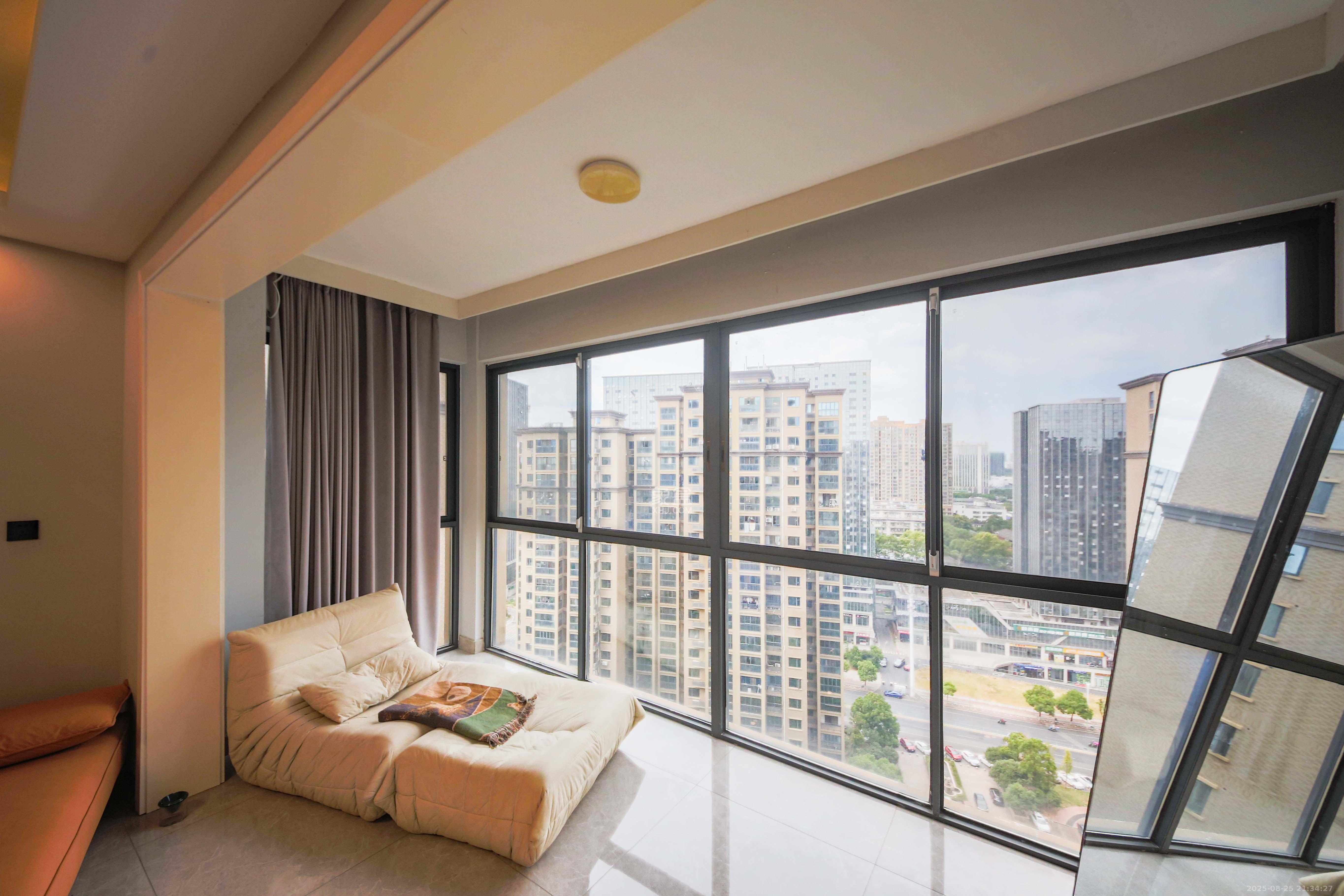 中南红领邦(红星嘉和苑) 4室2厅2卫 136.8万 中南红领邦(红星嘉和苑) 4室2厅2卫 136.8万阳台