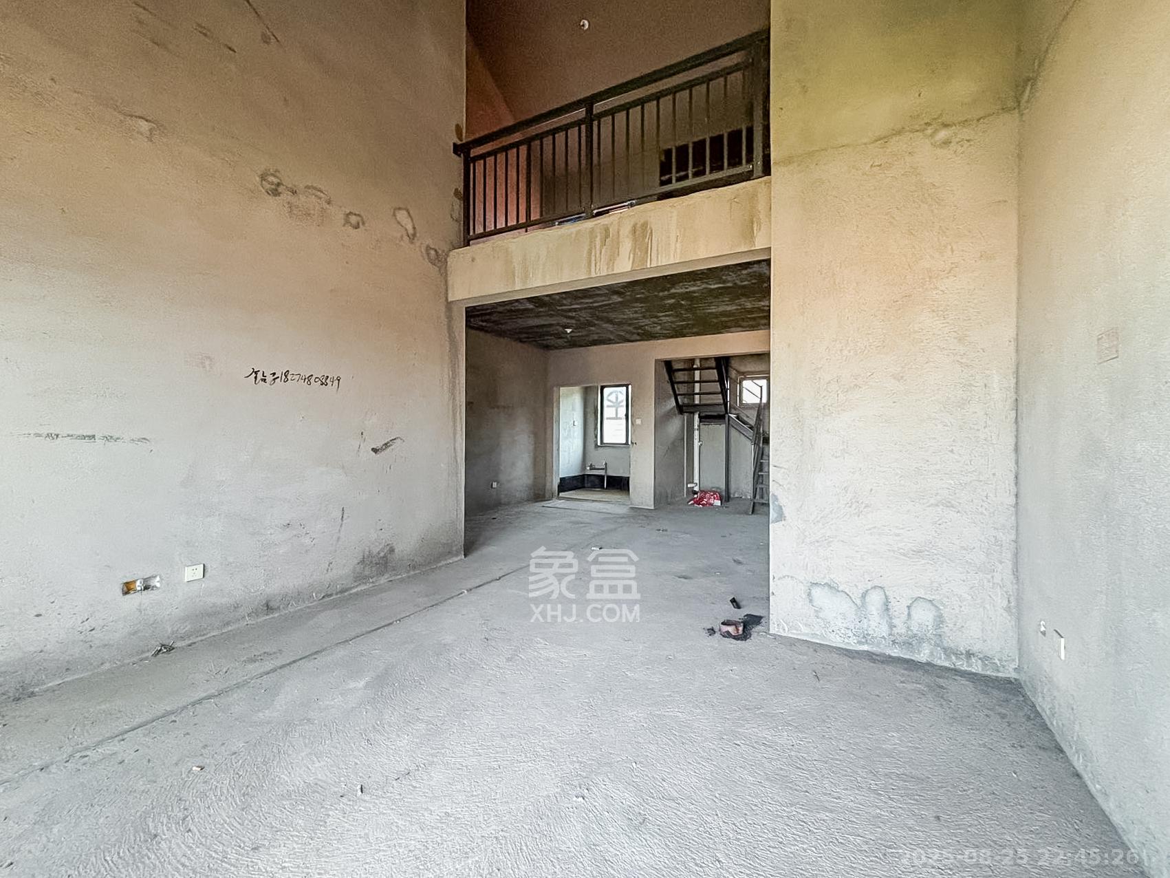 沃家苑  6室2厅4卫    135.0万客厅