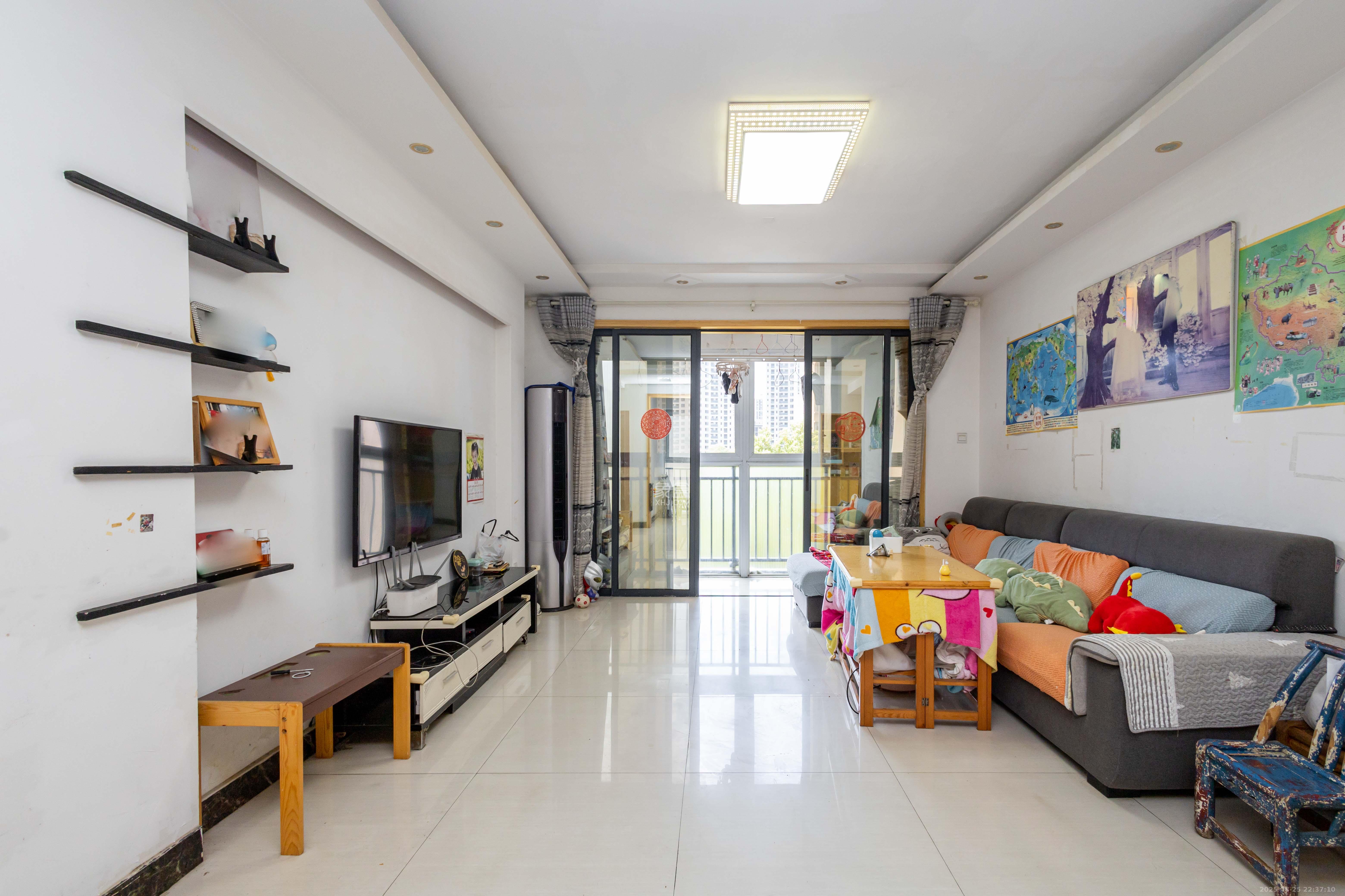 东岸城邦  3室2厅2卫    95.0万 东岸城邦  3室2厅2卫    95.0万客厅