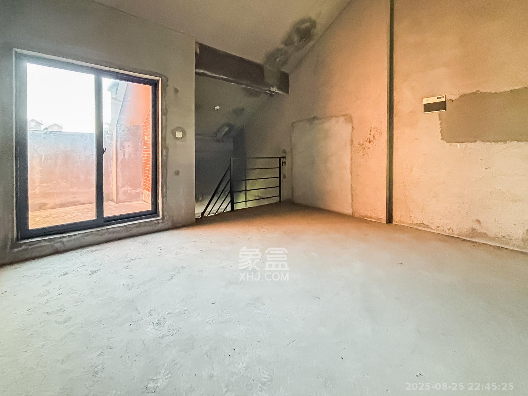 沃家苑  6室2厅4卫    135.0万客厅