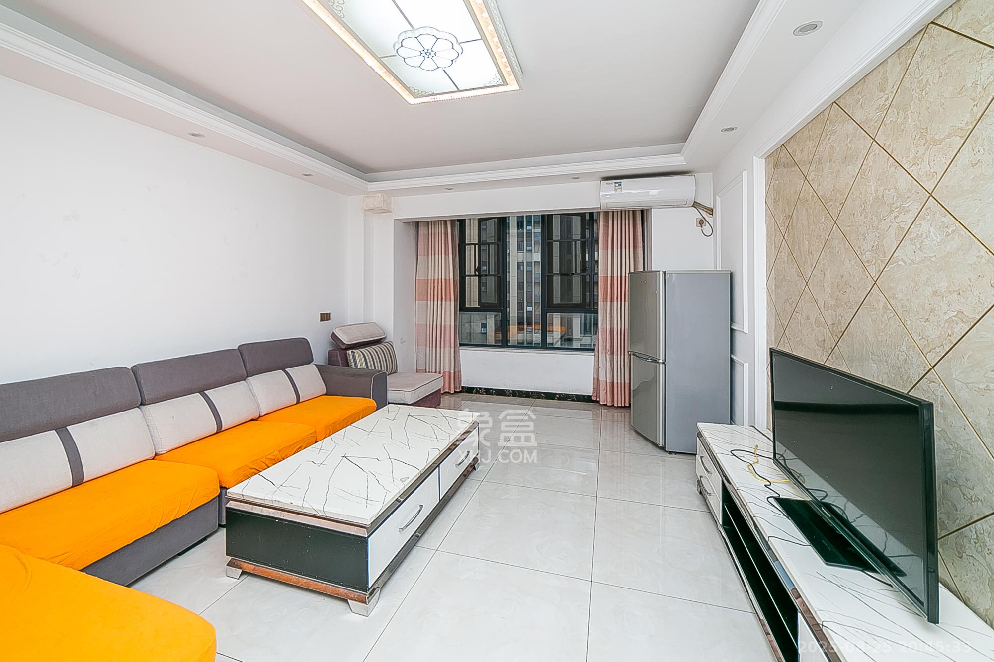 天鸿天府(天鸿中央大院)  3室2厅2卫    105.0万 天鸿天府(天鸿中央大院)  3室2厅2卫    105.0万客厅