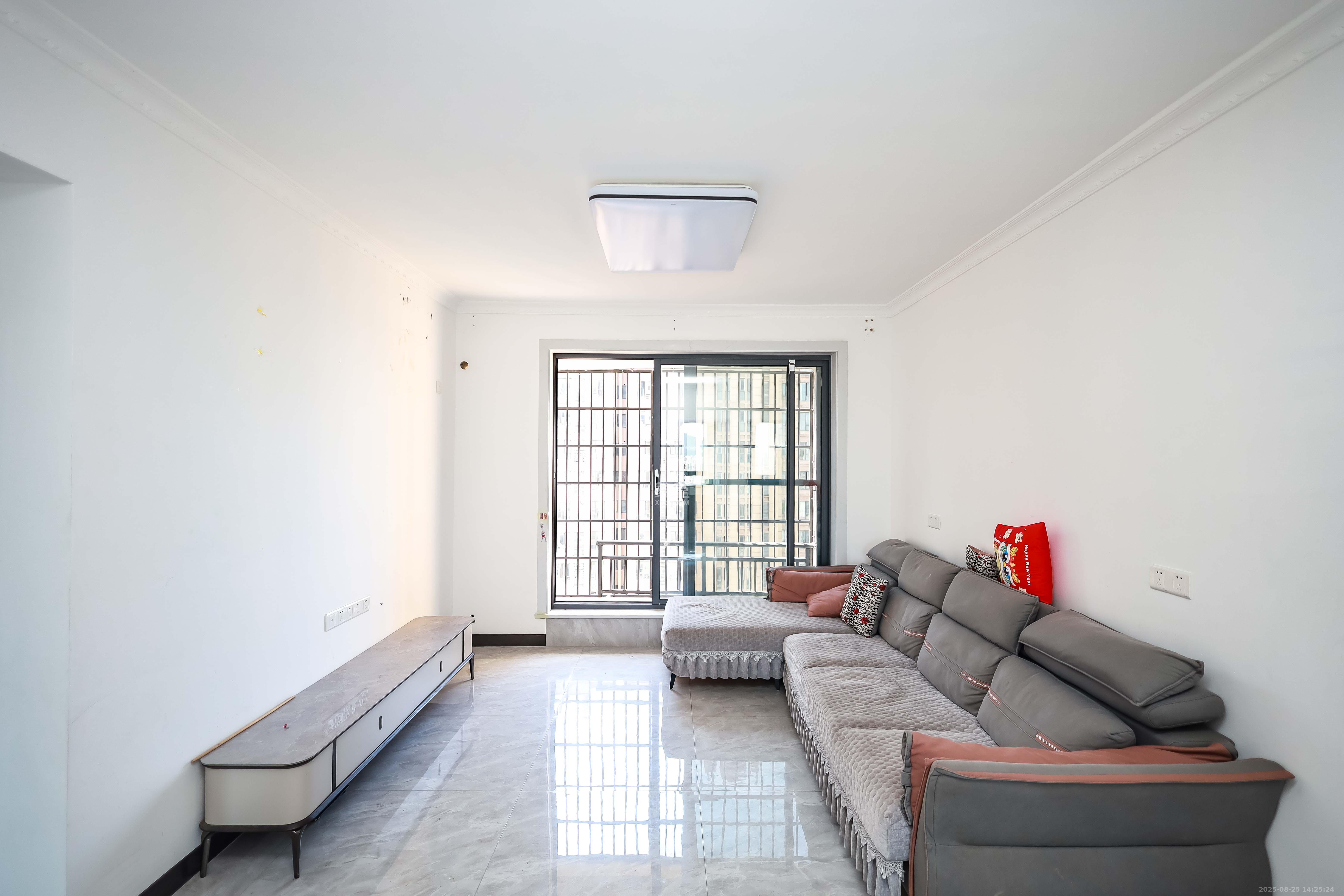 荣盛花语馨苑  3室2厅1卫    69.8万 荣盛花语馨苑  3室2厅1卫    69.8万客厅