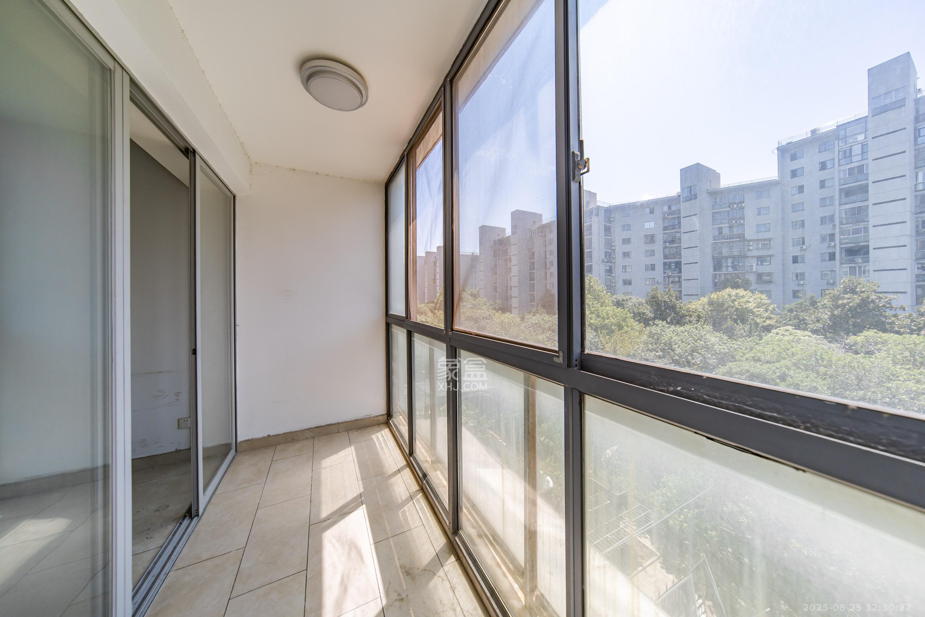 阳光100二期  4室2厅2卫    155.8万阳台