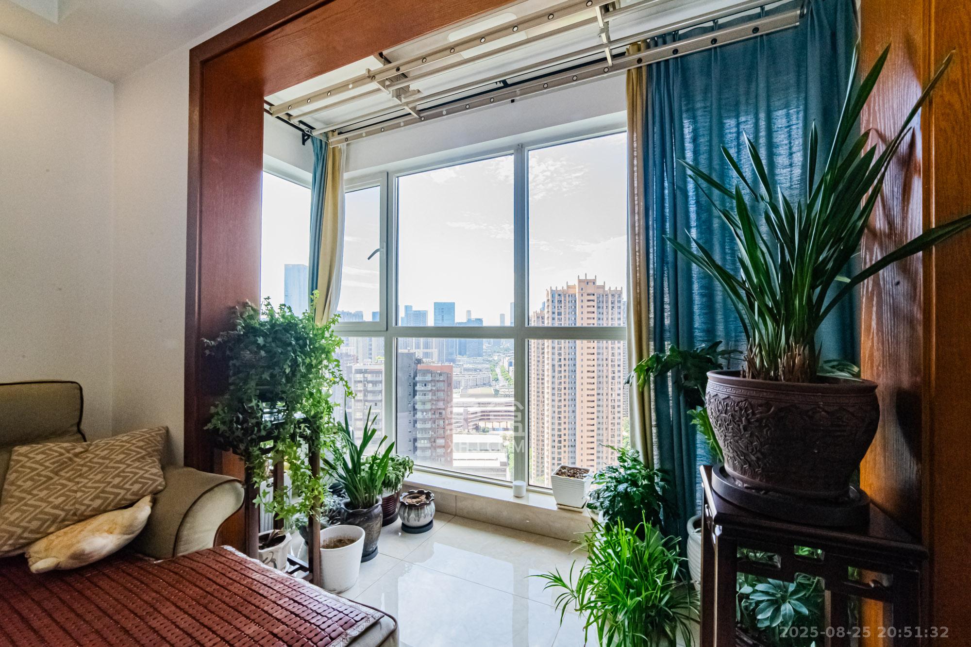 北辰三角洲E4区  3室2厅1卫    138.0万阳台