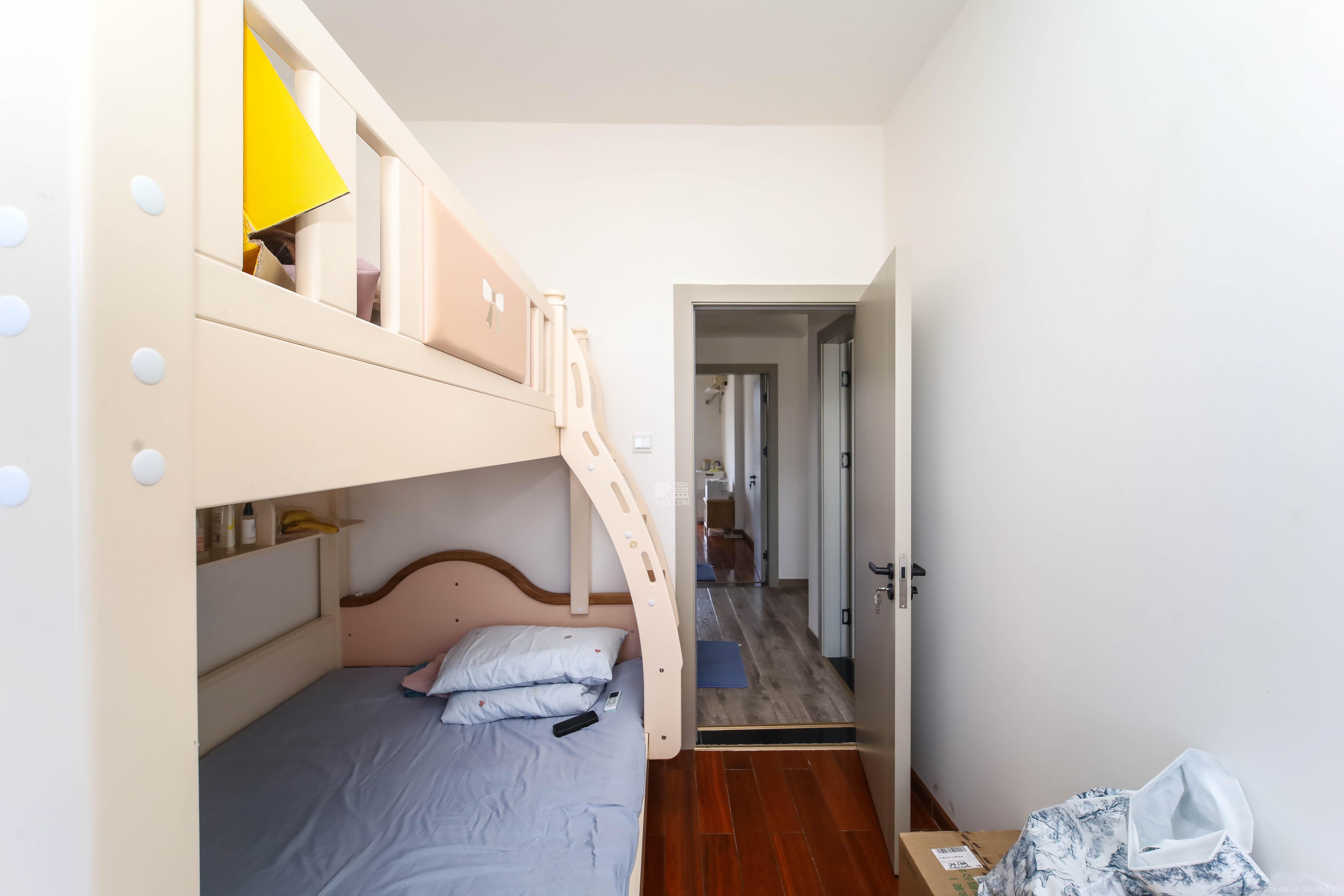 银港水晶城  3室2厅2卫    120.0万 银港水晶城  3室2厅2卫    120.0万卧室