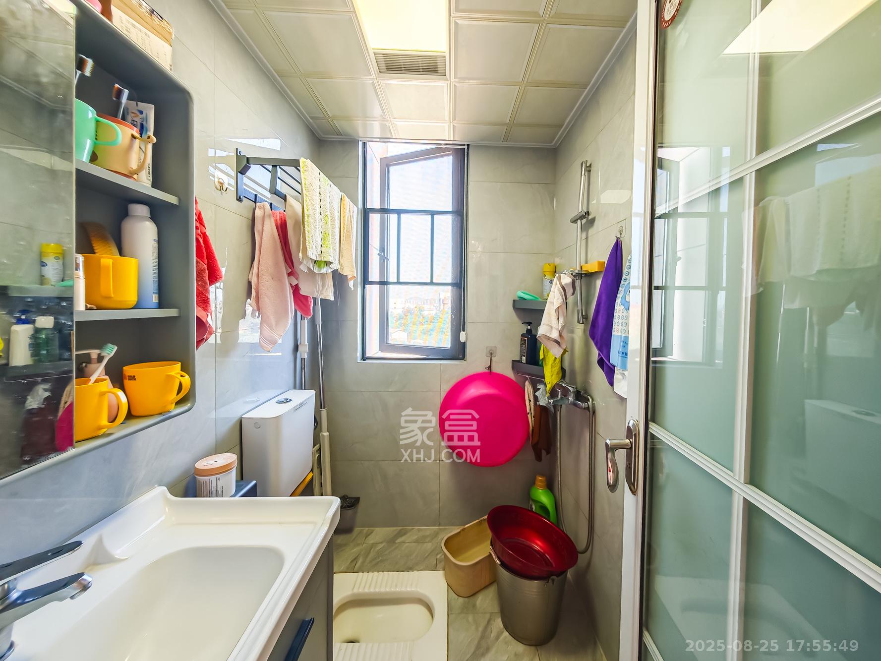 绿地海外滩二期  3室2厅1卫    62.0万卫生间