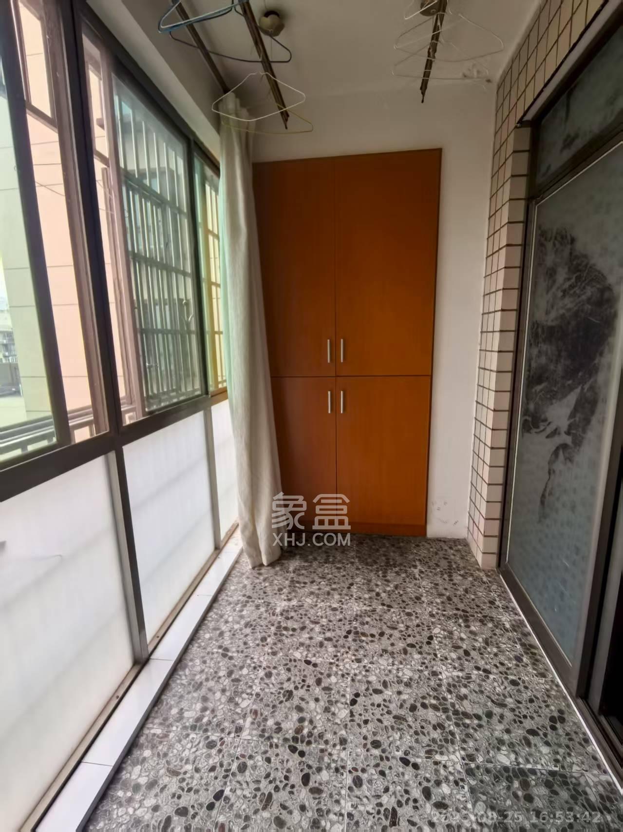 麓谷加州阳光  4室2厅2卫    3100.0元/月室内图