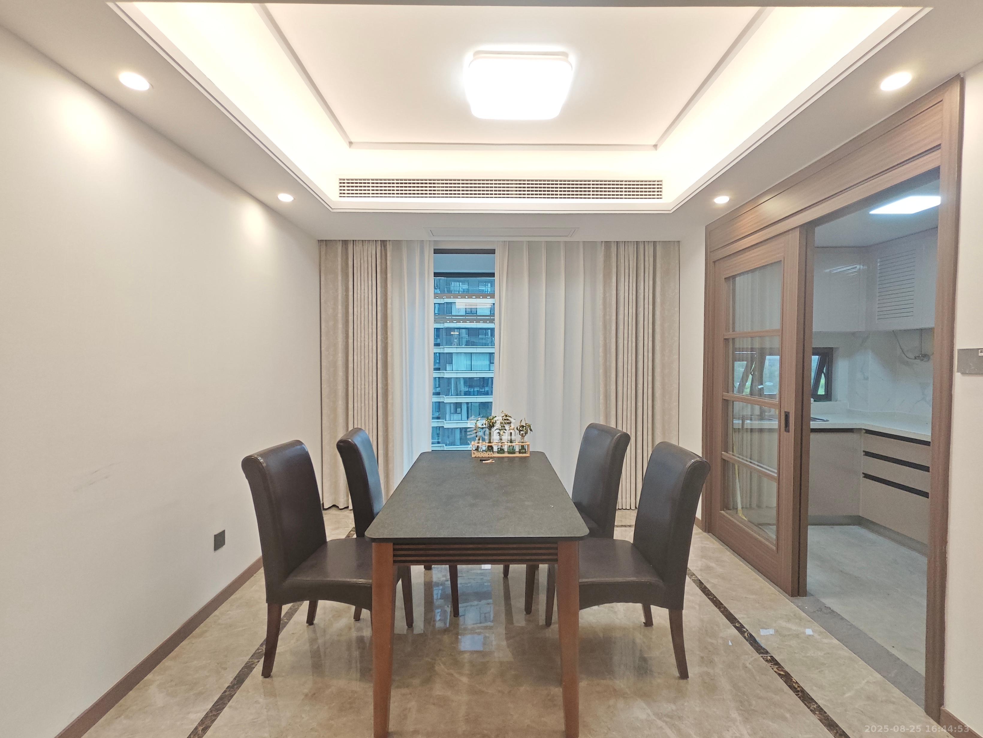 绿地V岛  4室2厅2卫    4500.0元/月 绿地V岛  4室2厅2卫    4500.0元/月室内图