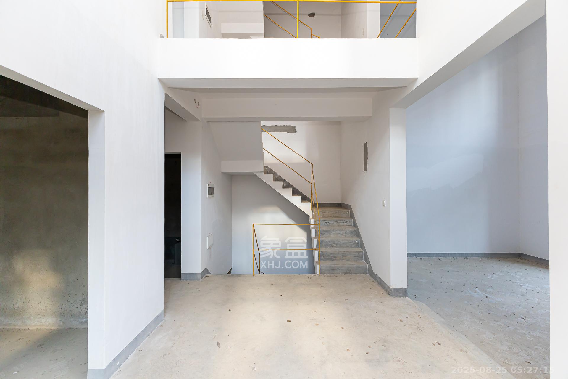 龙湖湘风原著（龙湖湘风星城）  5室2厅2卫    418.0万客厅