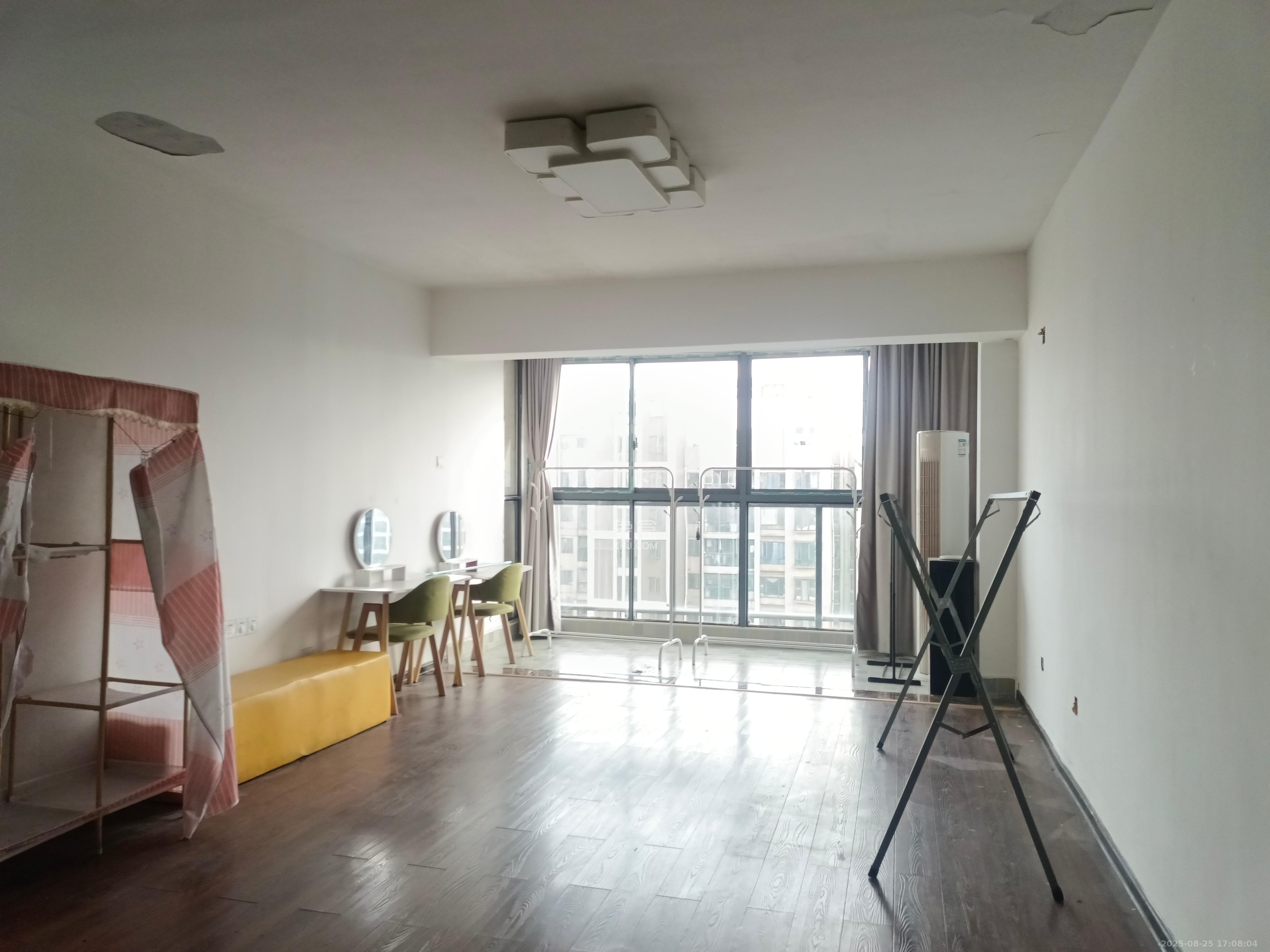 蓝山郡  3室1厅2卫    2300.0元/月室内图