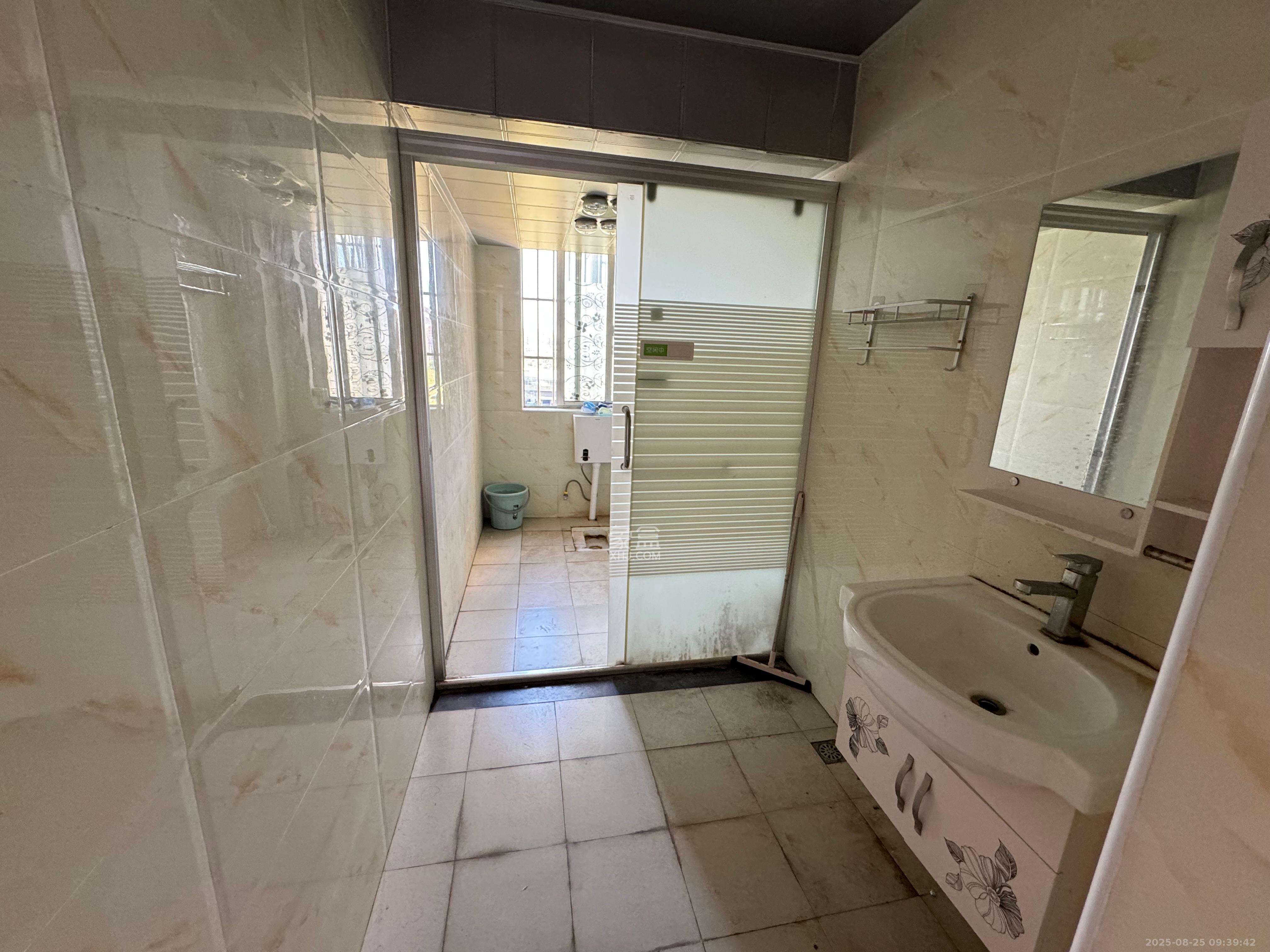 理工大学职工单位房青年汇 3室2厅2卫 2150.0元/月 理工大学职工单位房青年汇 3室2厅2卫 2150.0元/月室内图