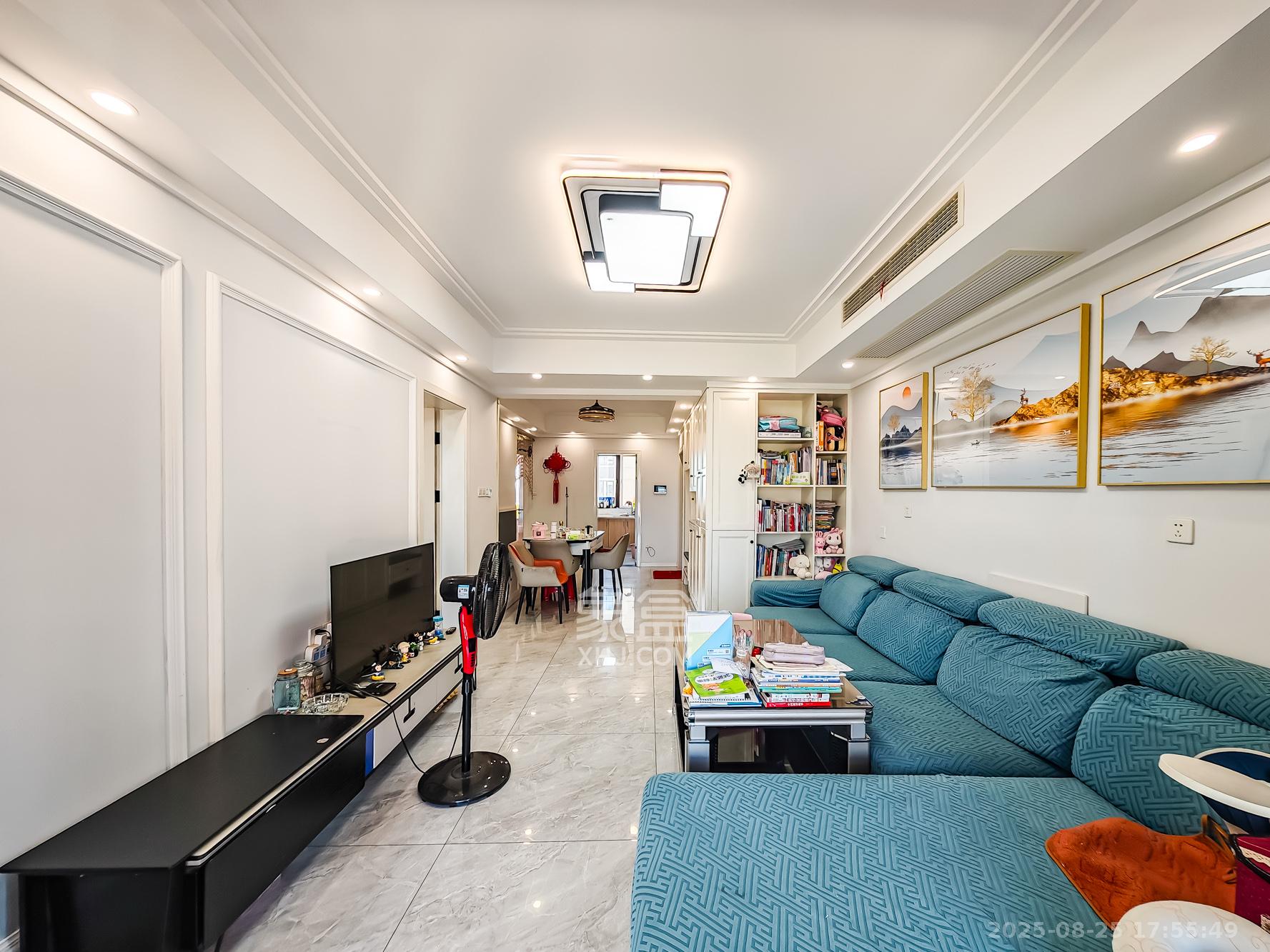 绿地海外滩二期  3室2厅1卫    62.0万客厅