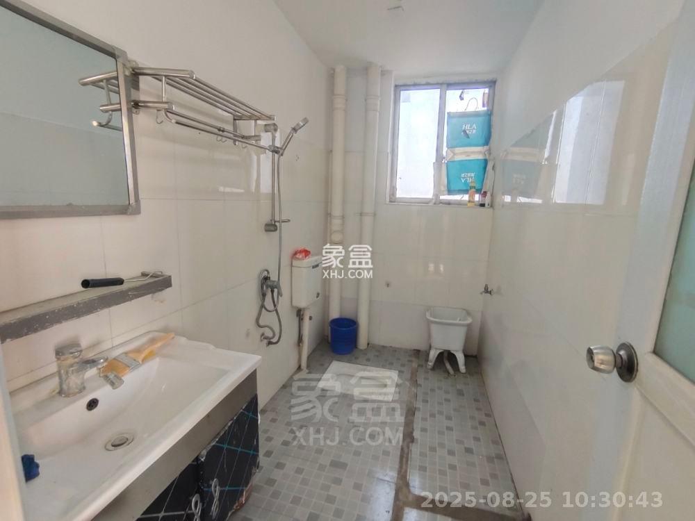 京鹰华府  3室2厅2卫   2000.00元/月室内图