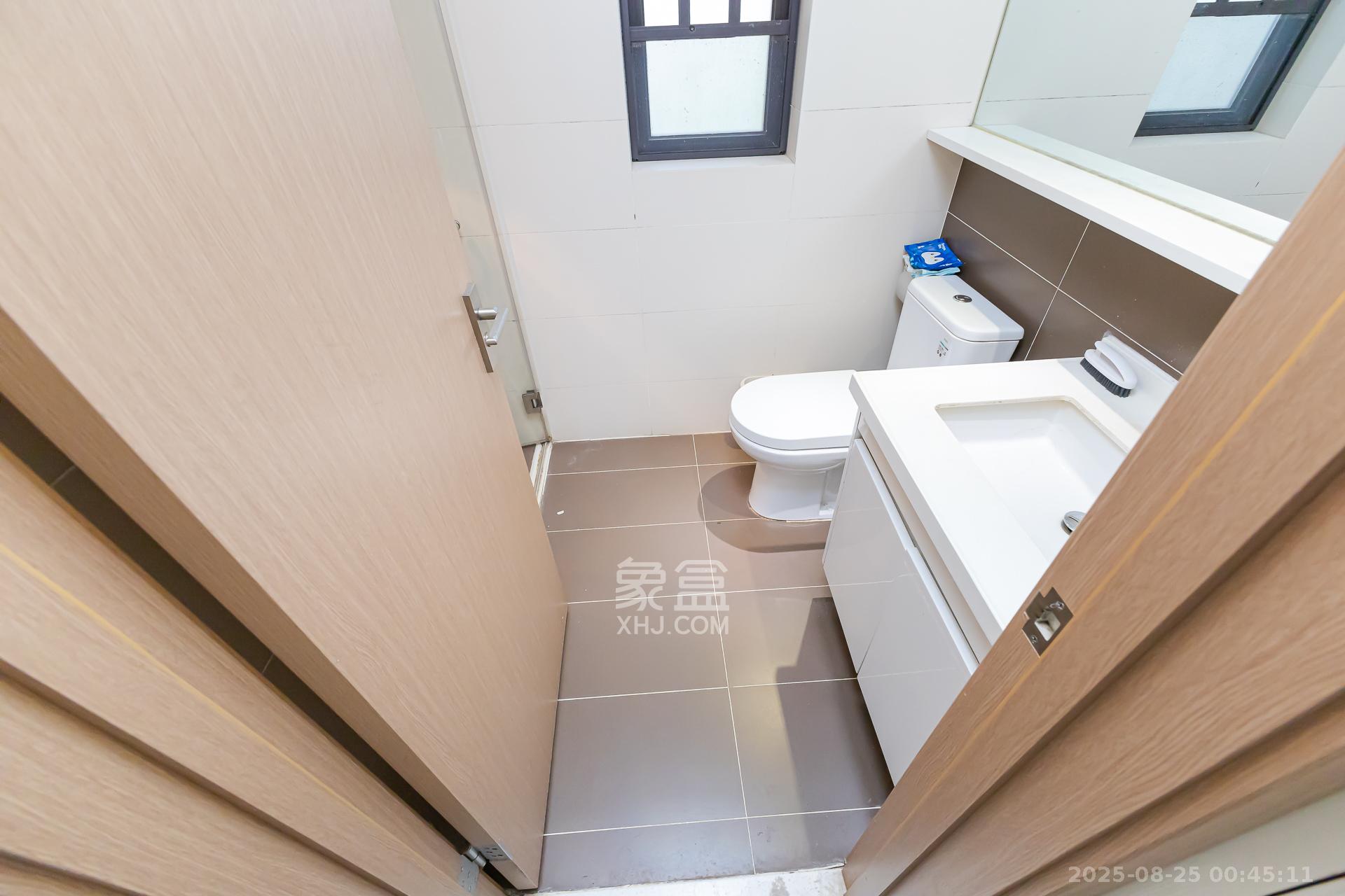 时代倾城二期 4室2厅2卫 90.0万 时代倾城二期 4室2厅2卫 90.0万卫生间