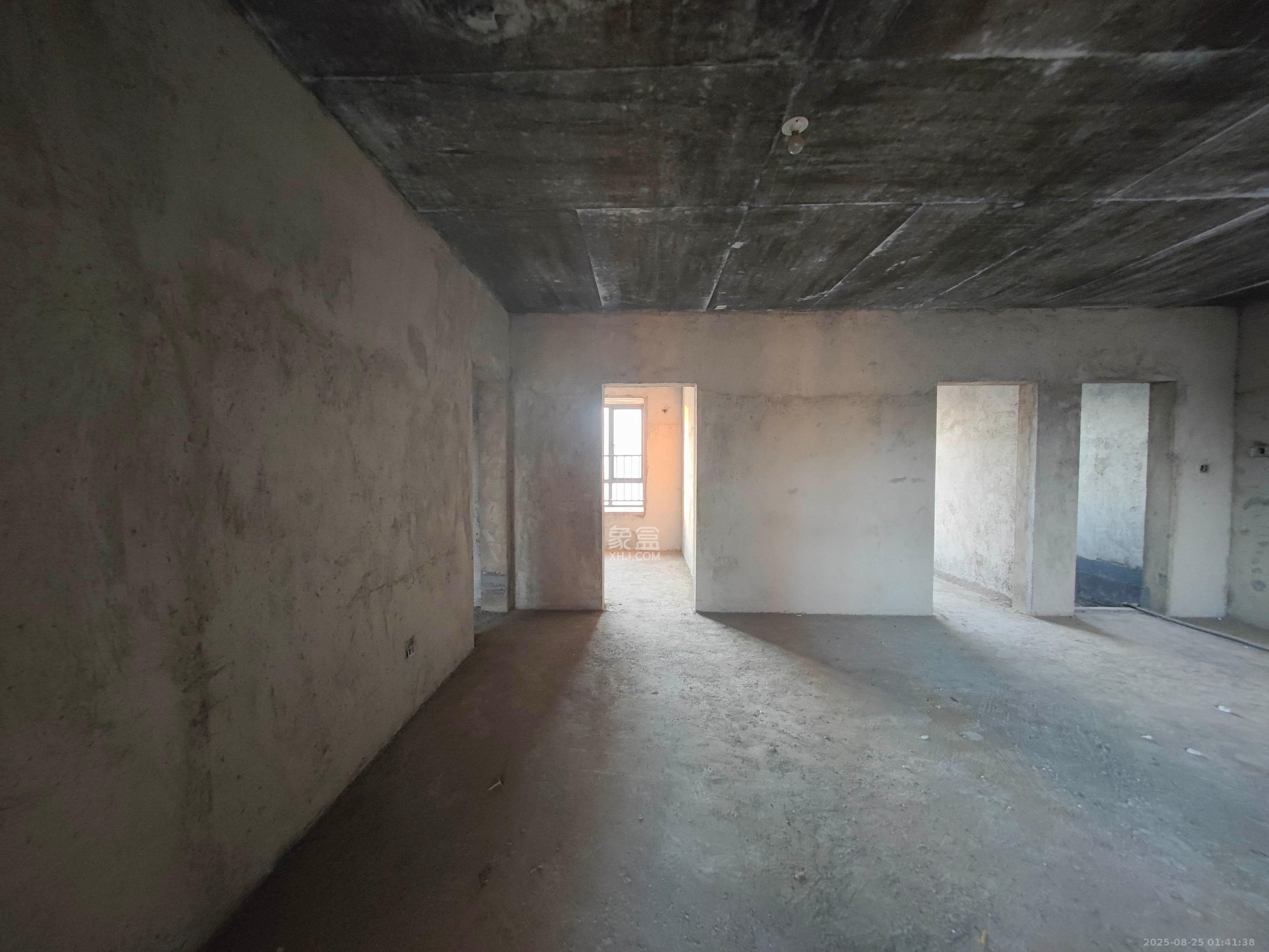 西湖鸿运佳苑  3室2厅2卫    83.0万 西湖鸿运佳苑  3室2厅2卫    83.0万客厅