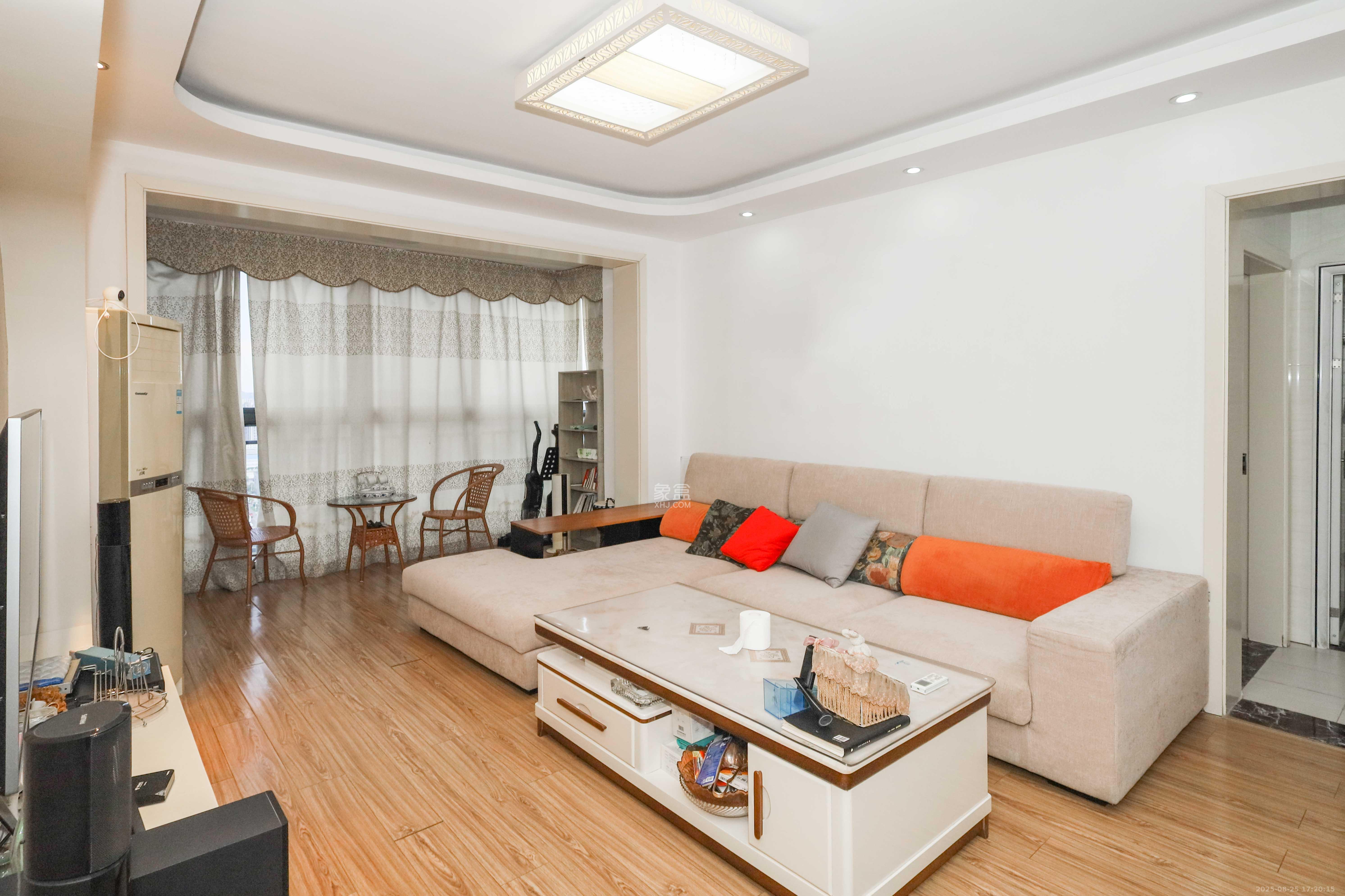 保利麓谷林语B区  3室2厅1卫    85.0万客厅