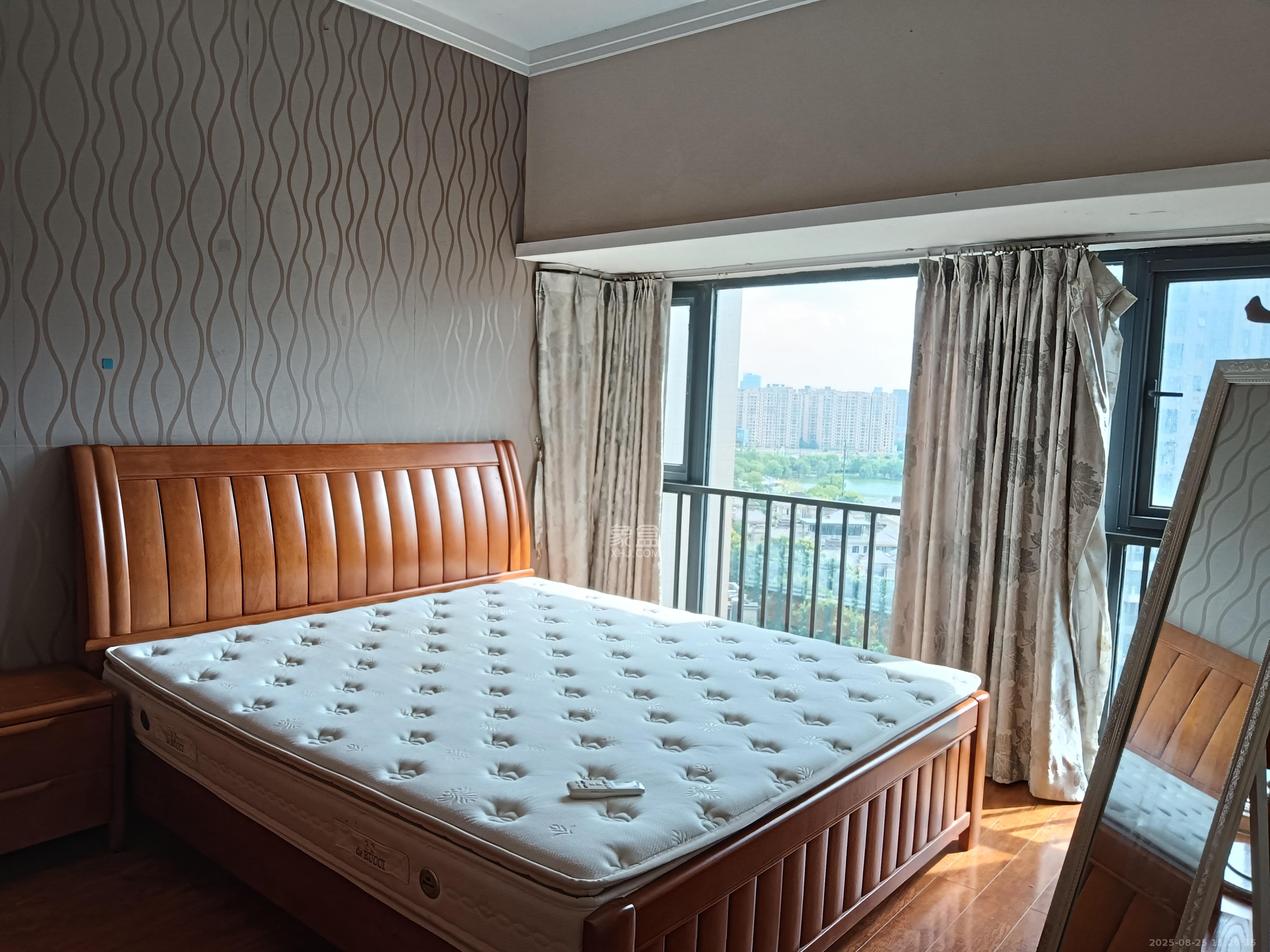 藏珑湖上国际花园 3室2厅2卫 2600.0元/月 藏珑湖上国际花园 3室2厅2卫 2600.0元/月室内图