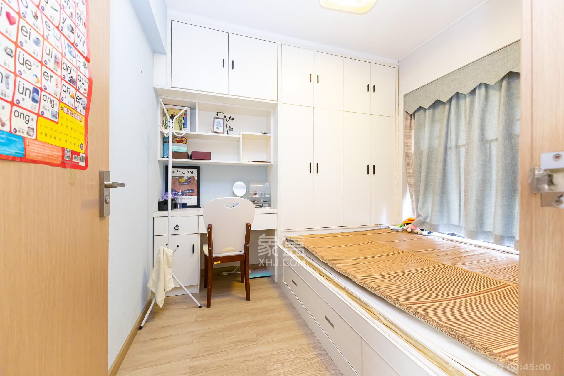 时代倾城二期 4室2厅2卫 90.0万 时代倾城二期 4室2厅2卫 90.0万卧室