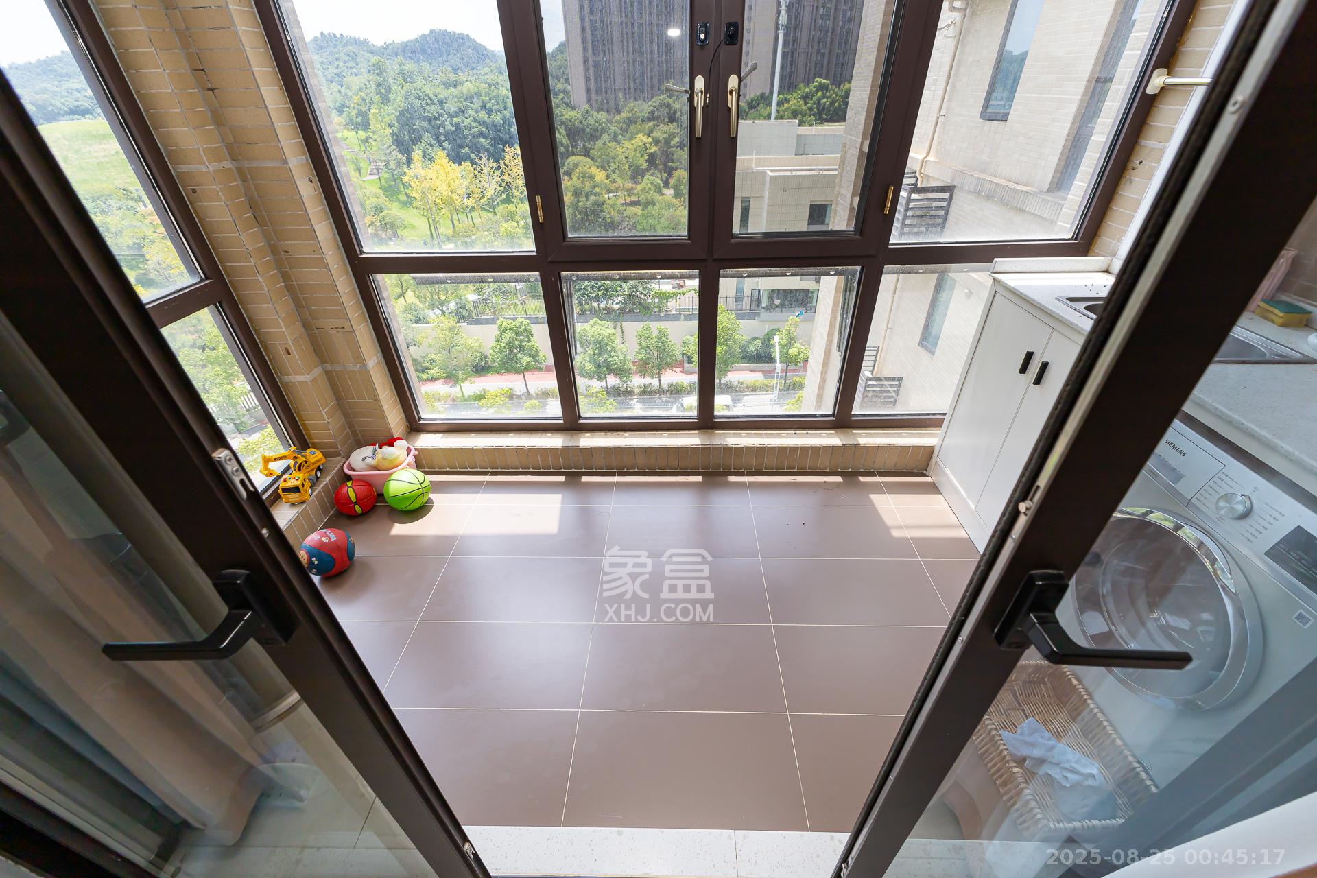 时代倾城二期 4室2厅2卫 90.0万 时代倾城二期 4室2厅2卫 90.0万阳台