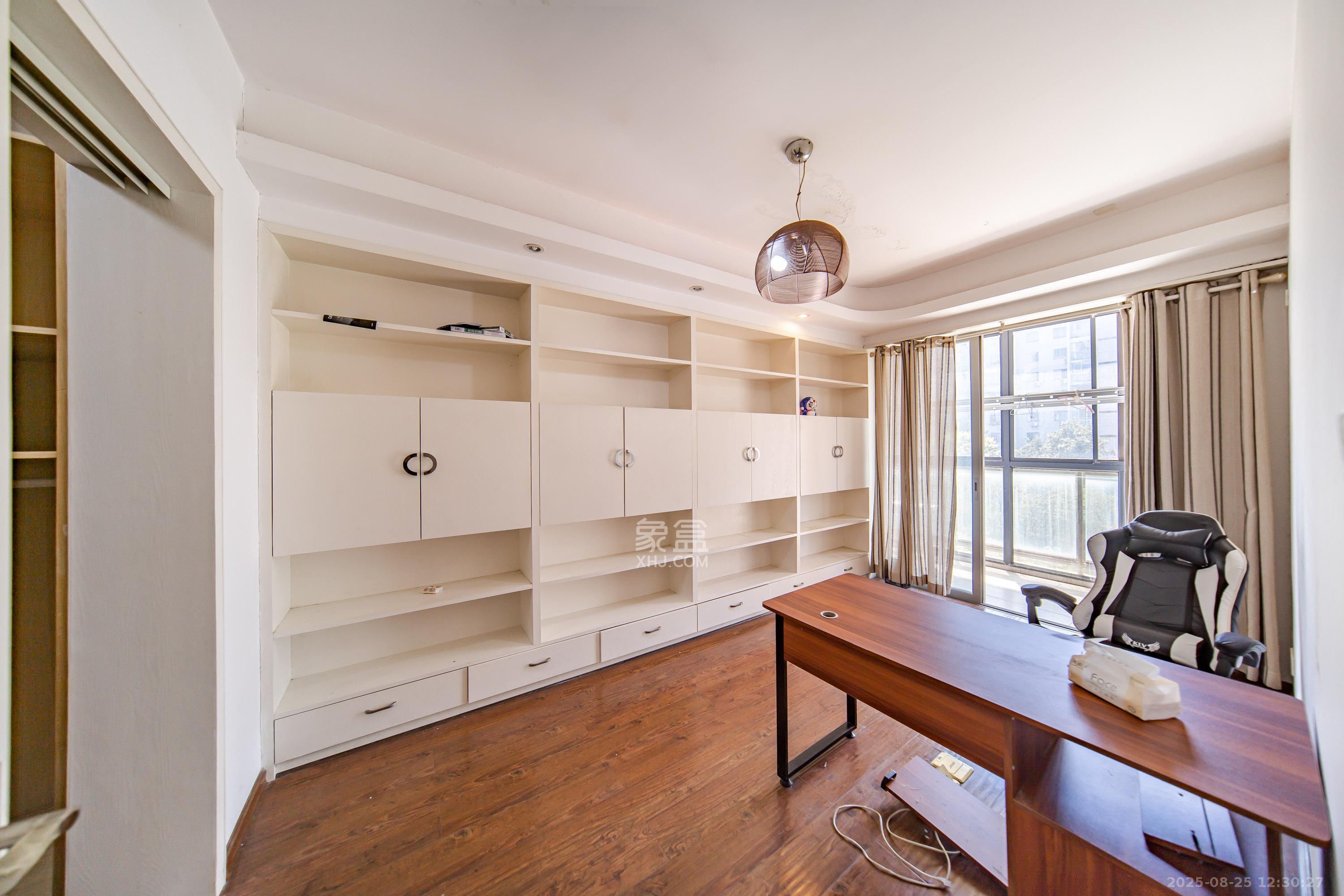 阳光100二期  4室2厅2卫    155.8万卧室