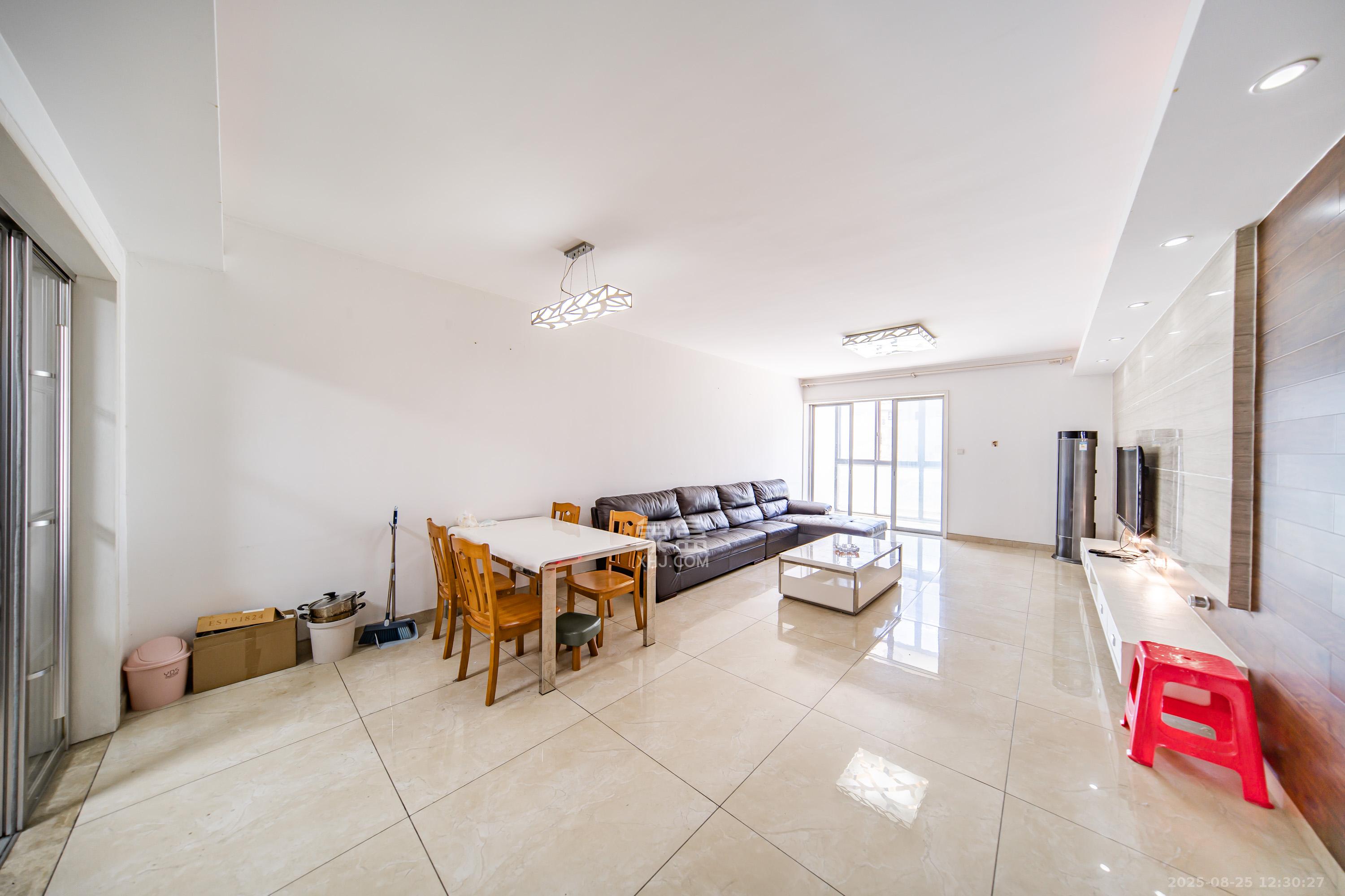 阳光100二期  4室2厅2卫    155.8万客厅