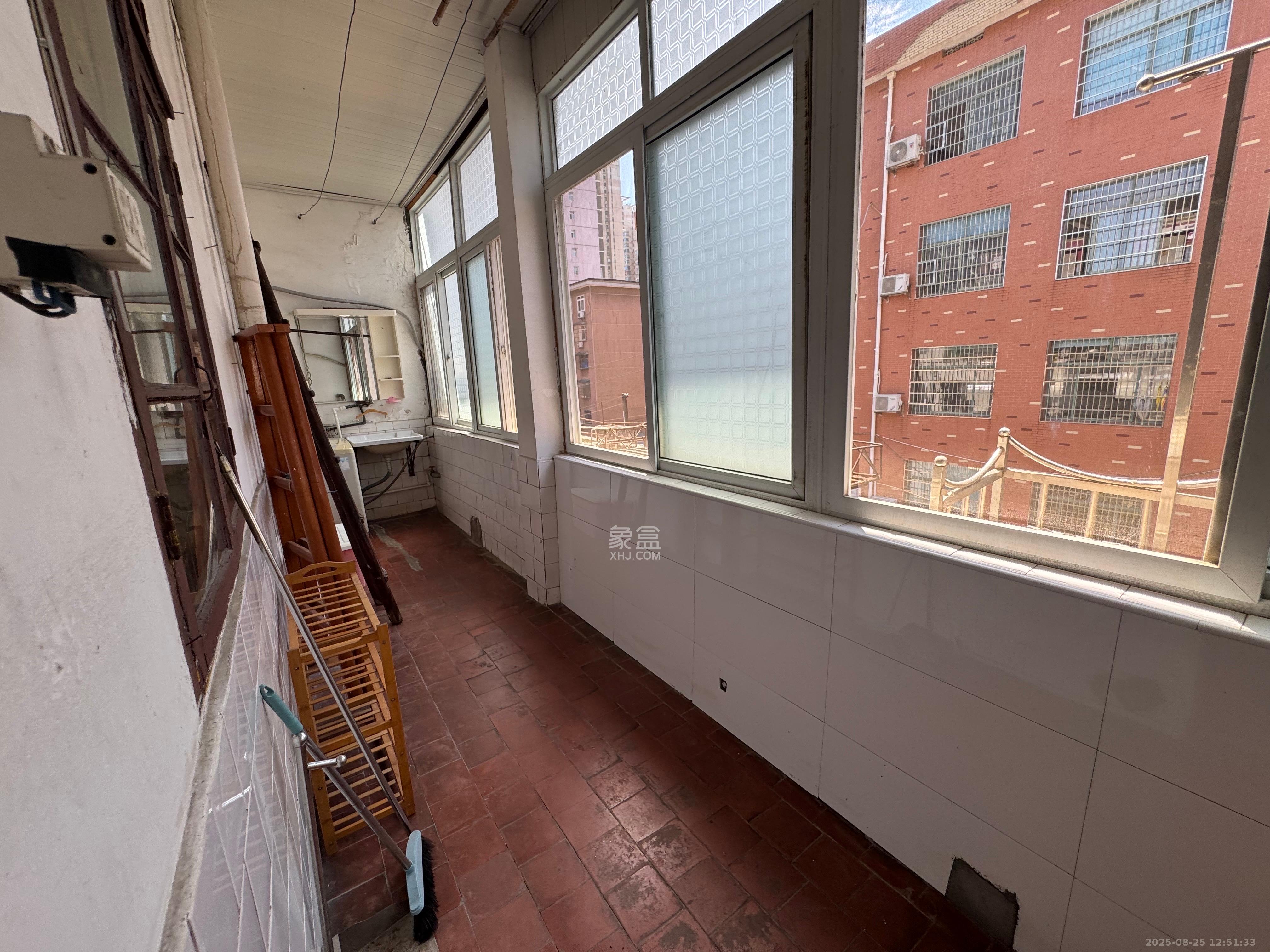 仰天湖省送变电宿舍  3室2厅1卫    2200.0元/月 仰天湖省送变电宿舍  3室2厅1卫    2200.0元/月室内图