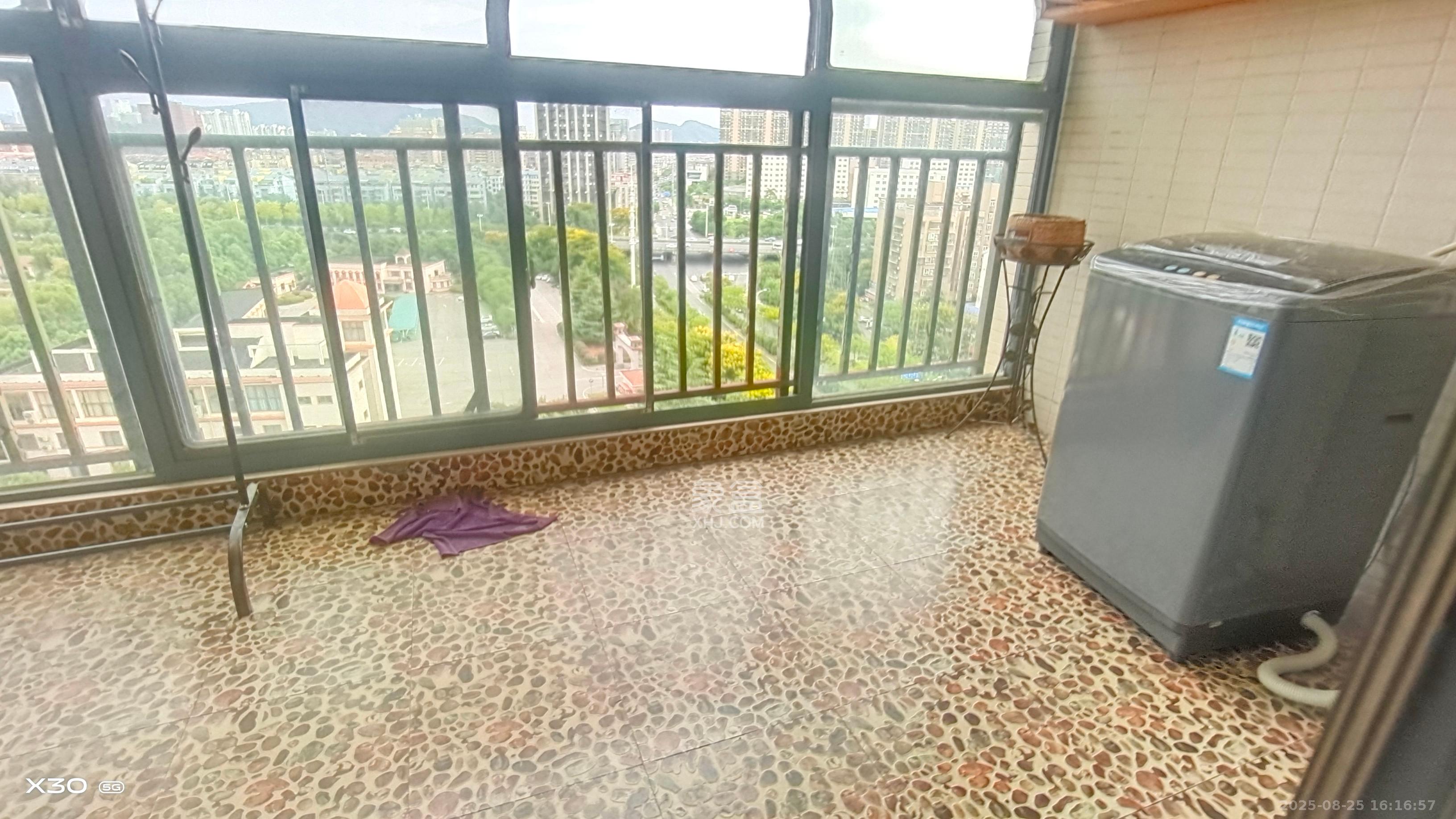 莱茵城  3室2厅2卫    2200.0元/月室内图