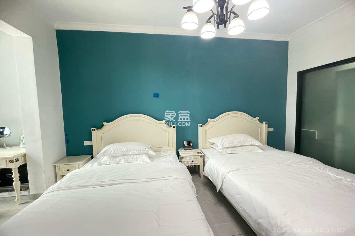 东盈商业广场(华泉城市广场)  1室1厅1卫    1400.0元/月 东盈商业广场(华泉城市广场)  1室1厅1卫    1400.0元/月室内图