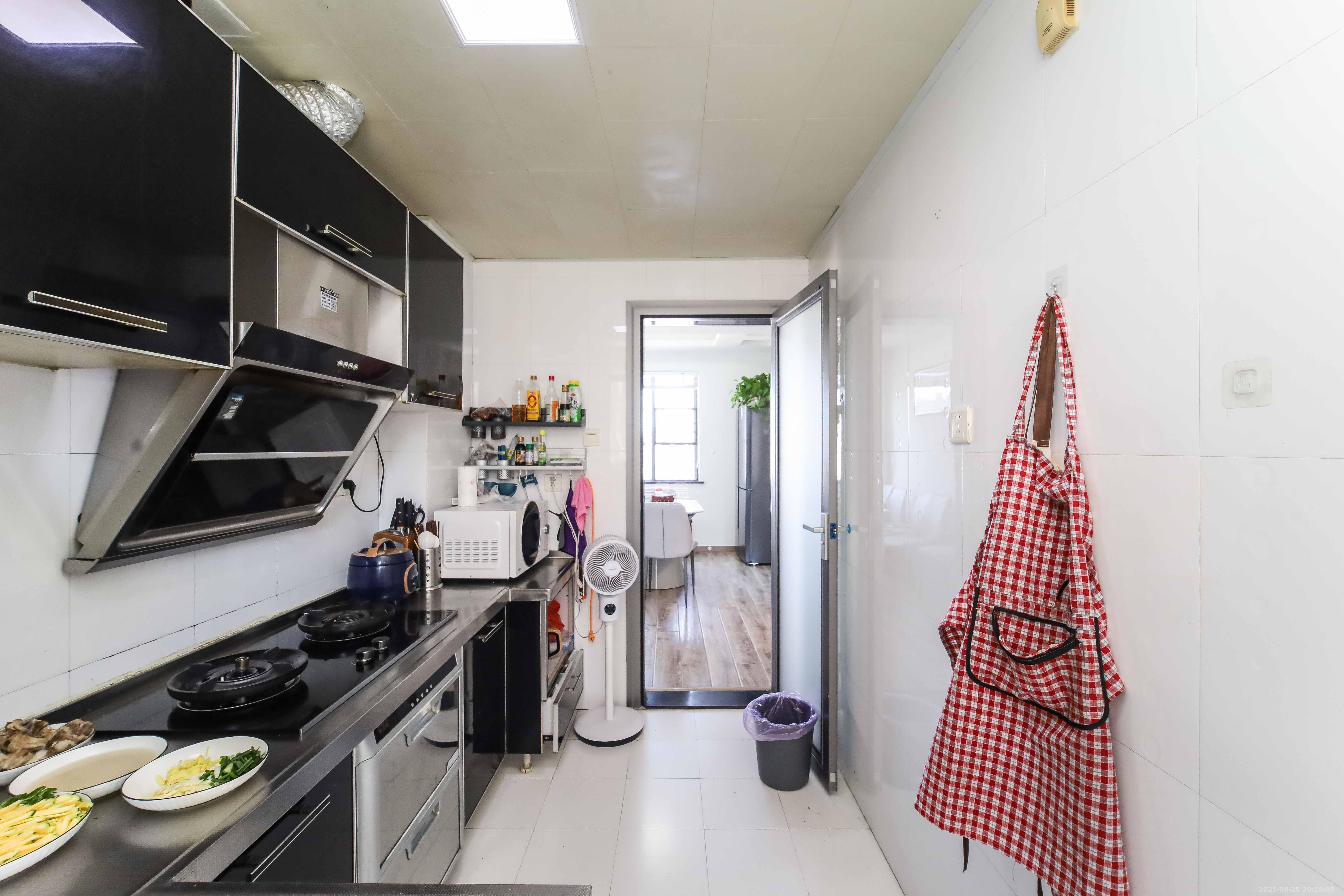 银港水晶城  3室2厅2卫    120.0万 银港水晶城  3室2厅2卫    120.0万厨房