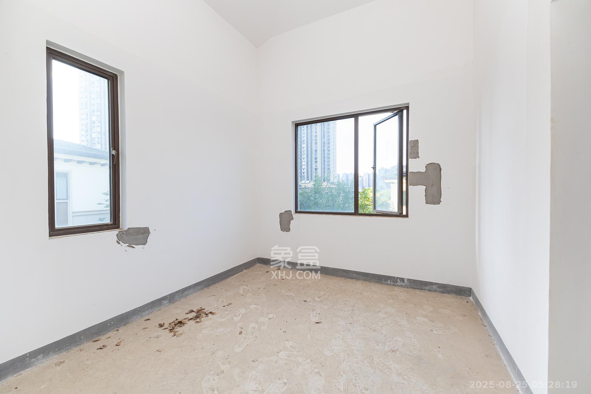 龙湖湘风原著（龙湖湘风星城）  5室2厅2卫    418.0万卧室