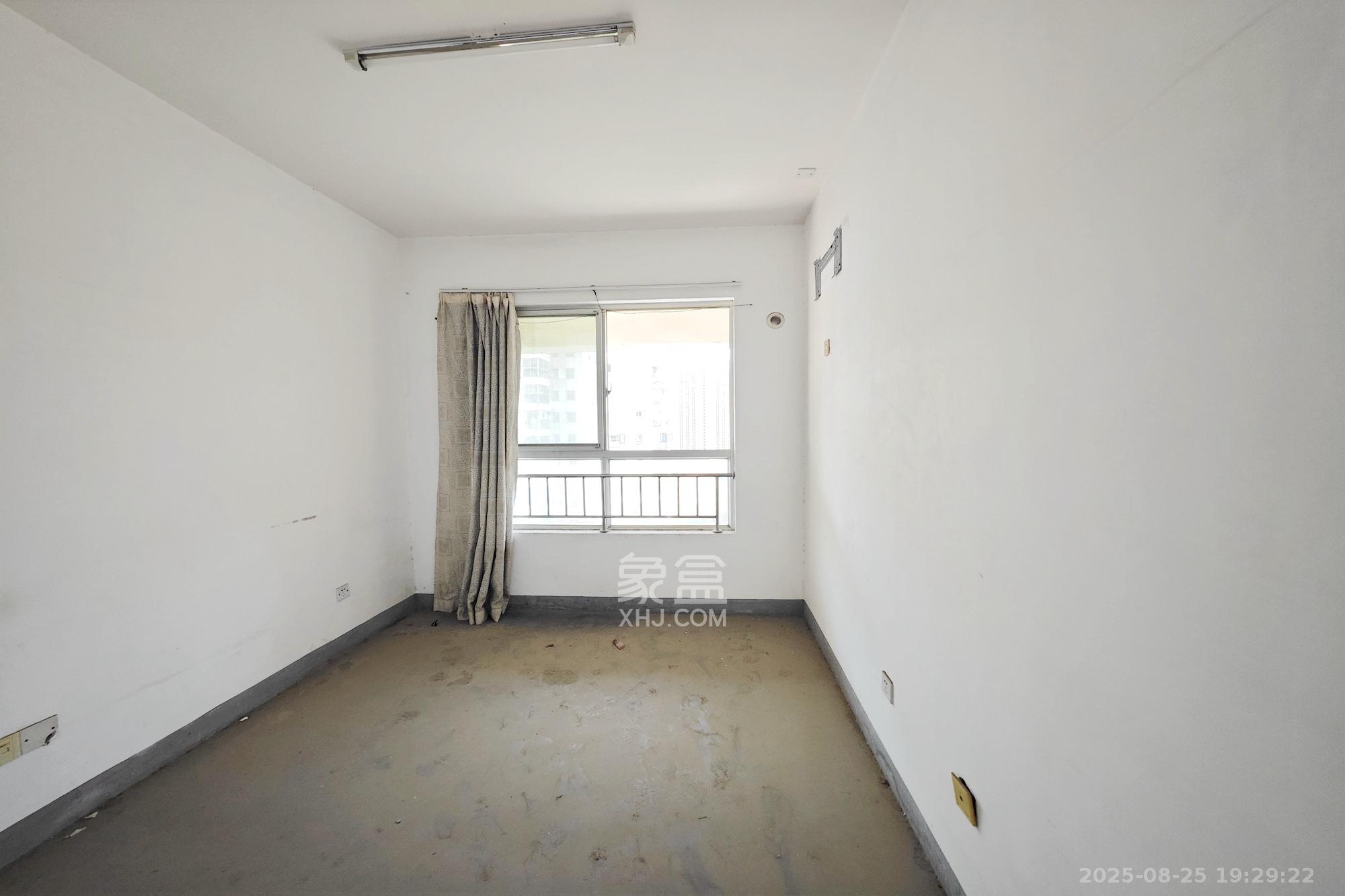 华雅花园 3室2厅2卫 110.0万 华雅花园 3室2厅2卫 110.0万卧室