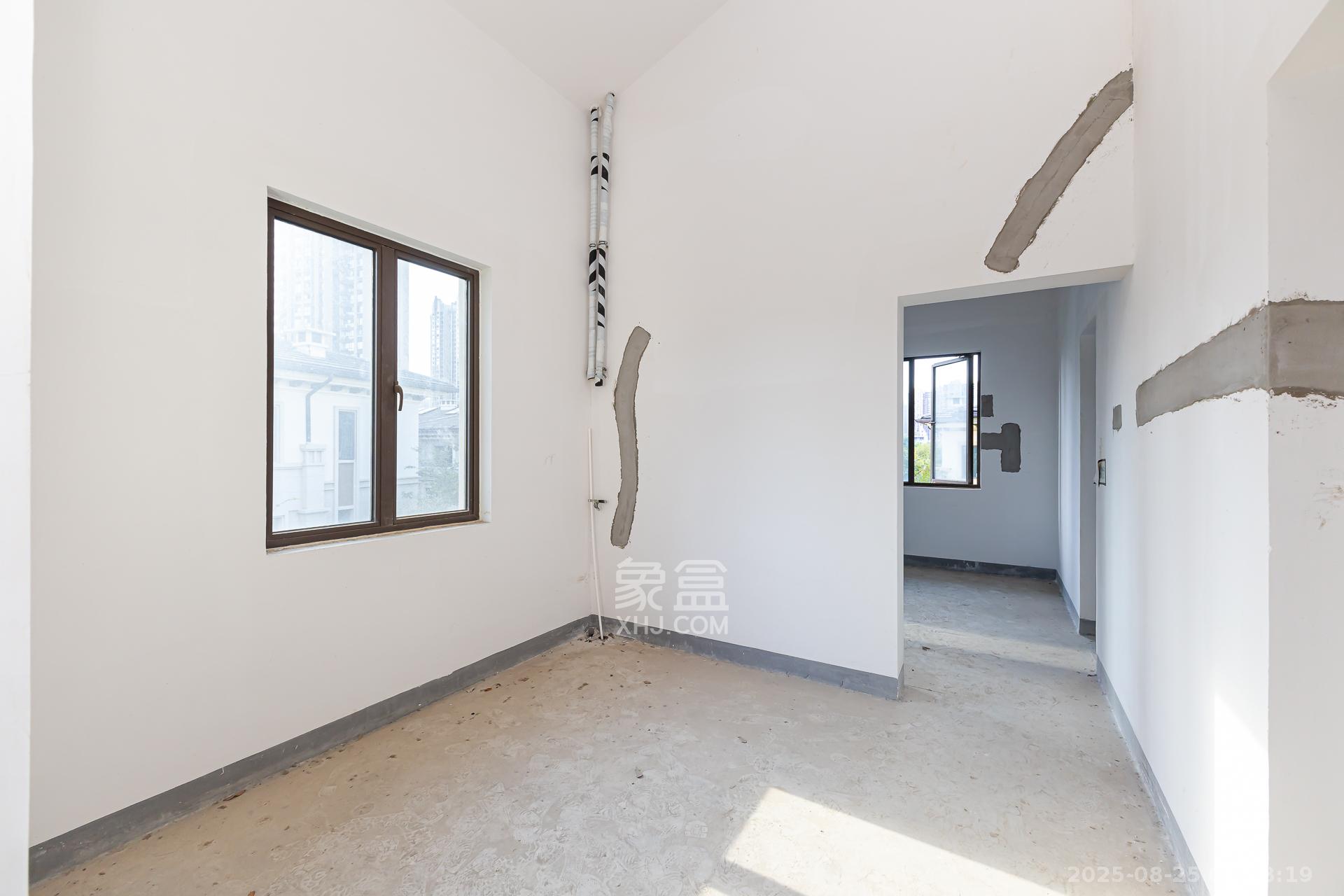 龙湖湘风原著（龙湖湘风星城）  5室2厅2卫    418.0万卧室