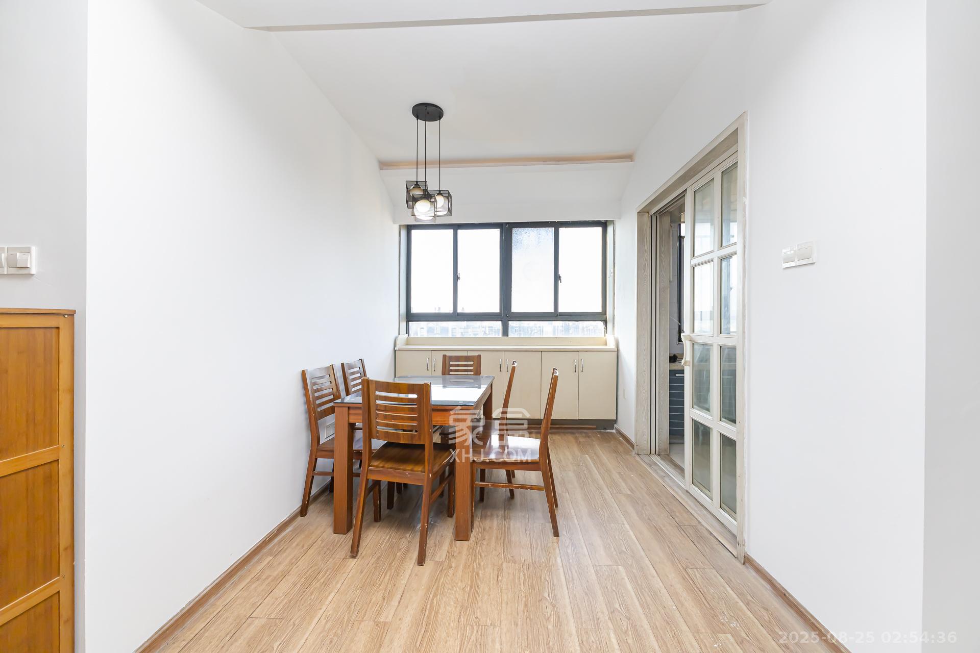 珠江东方明珠(新地东方明珠)三期 3室2厅2卫 70.0万 珠江东方明珠(新地东方明珠)三期 3室2厅2卫 70.0万客厅