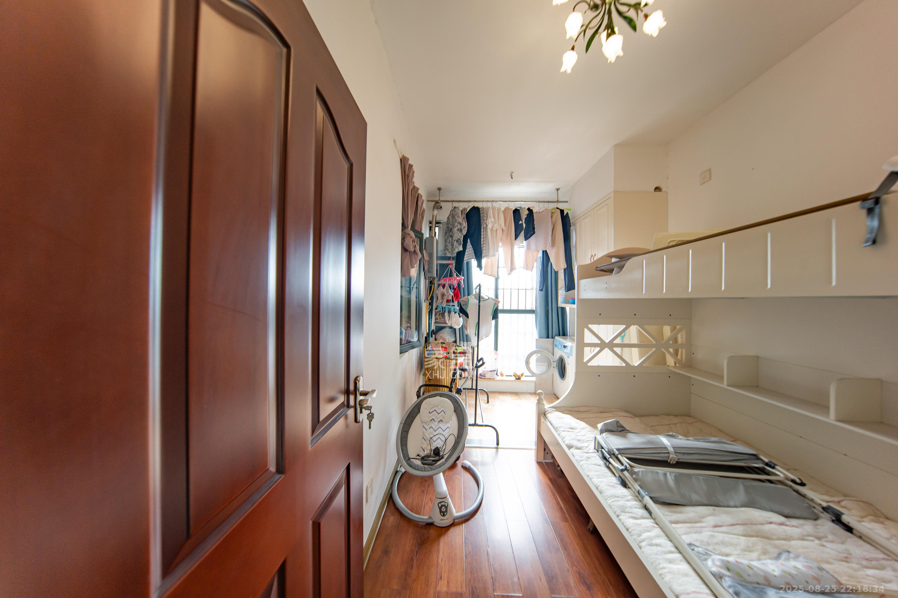 枫华府第  3室2厅1卫    64.0万 枫华府第  3室2厅1卫    64.0万卧室